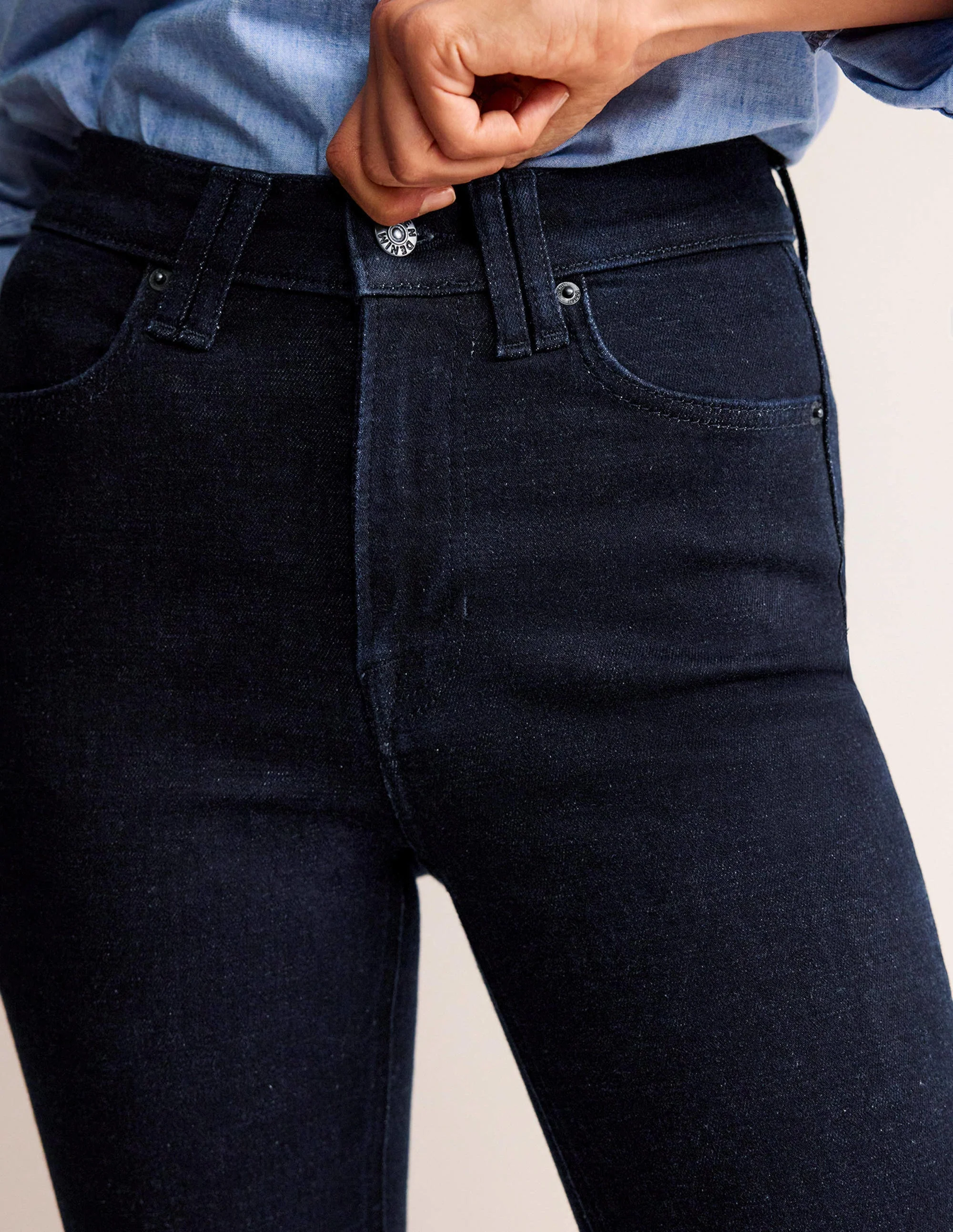 Schmale Jeans mit mittelhohem Bund und leichtem Schlag-Indigo Waschung - Image 5