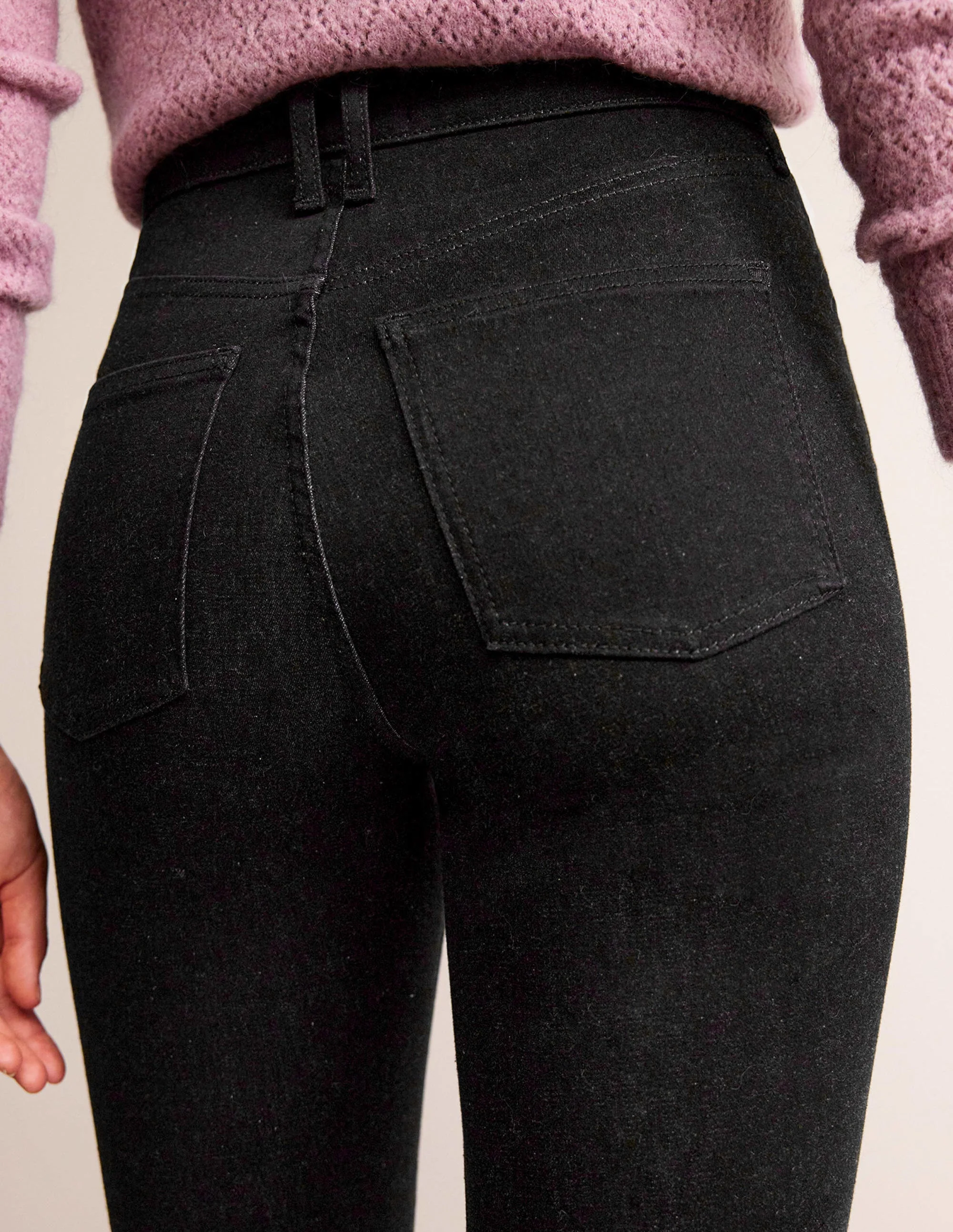 Schmale Jeans mit mittelhohem Bund und leichtem Schlag-Schwarz - Image 2