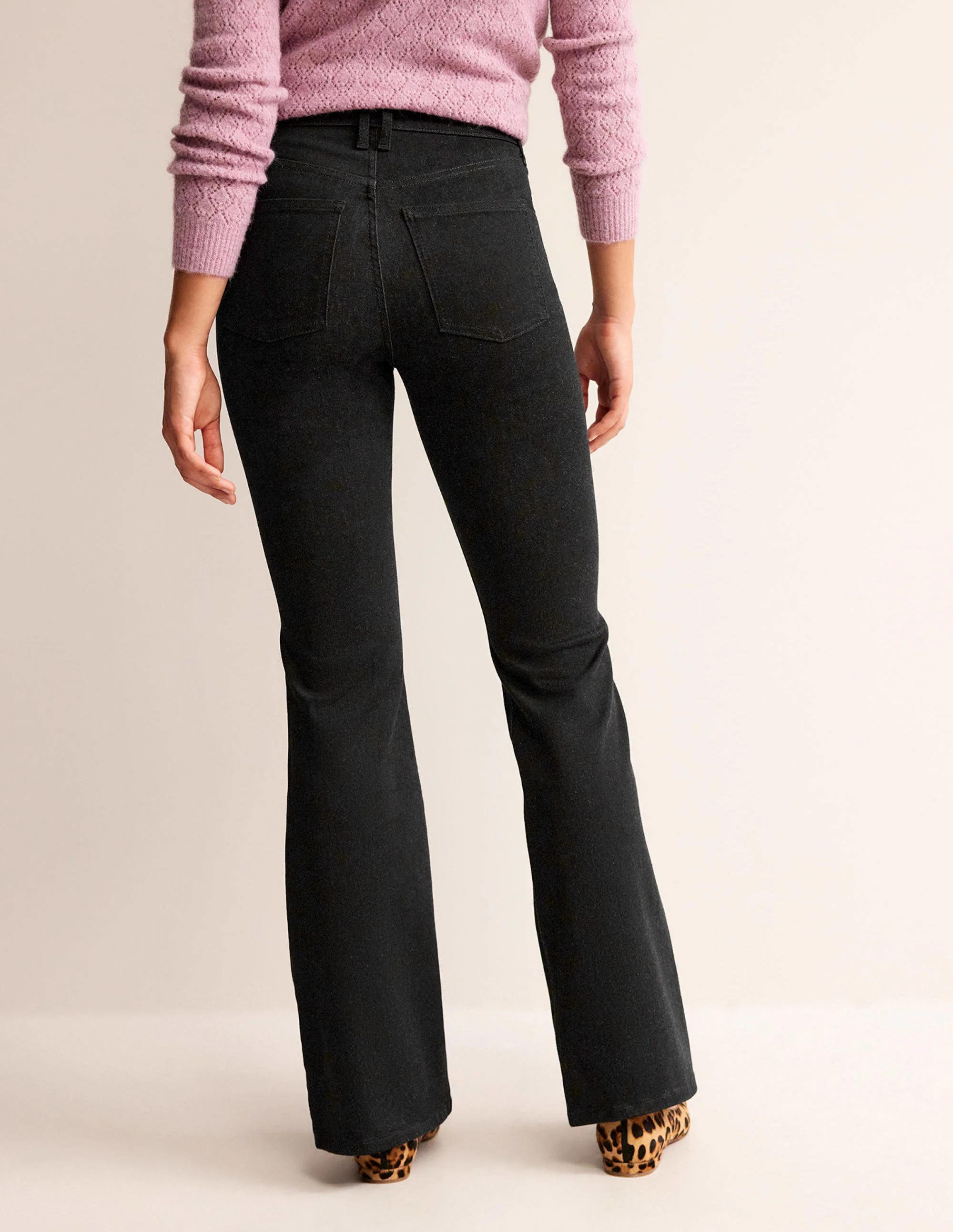 Schmale Jeans mit mittelhohem Bund und leichtem Schlag-Schwarz - Image 3
