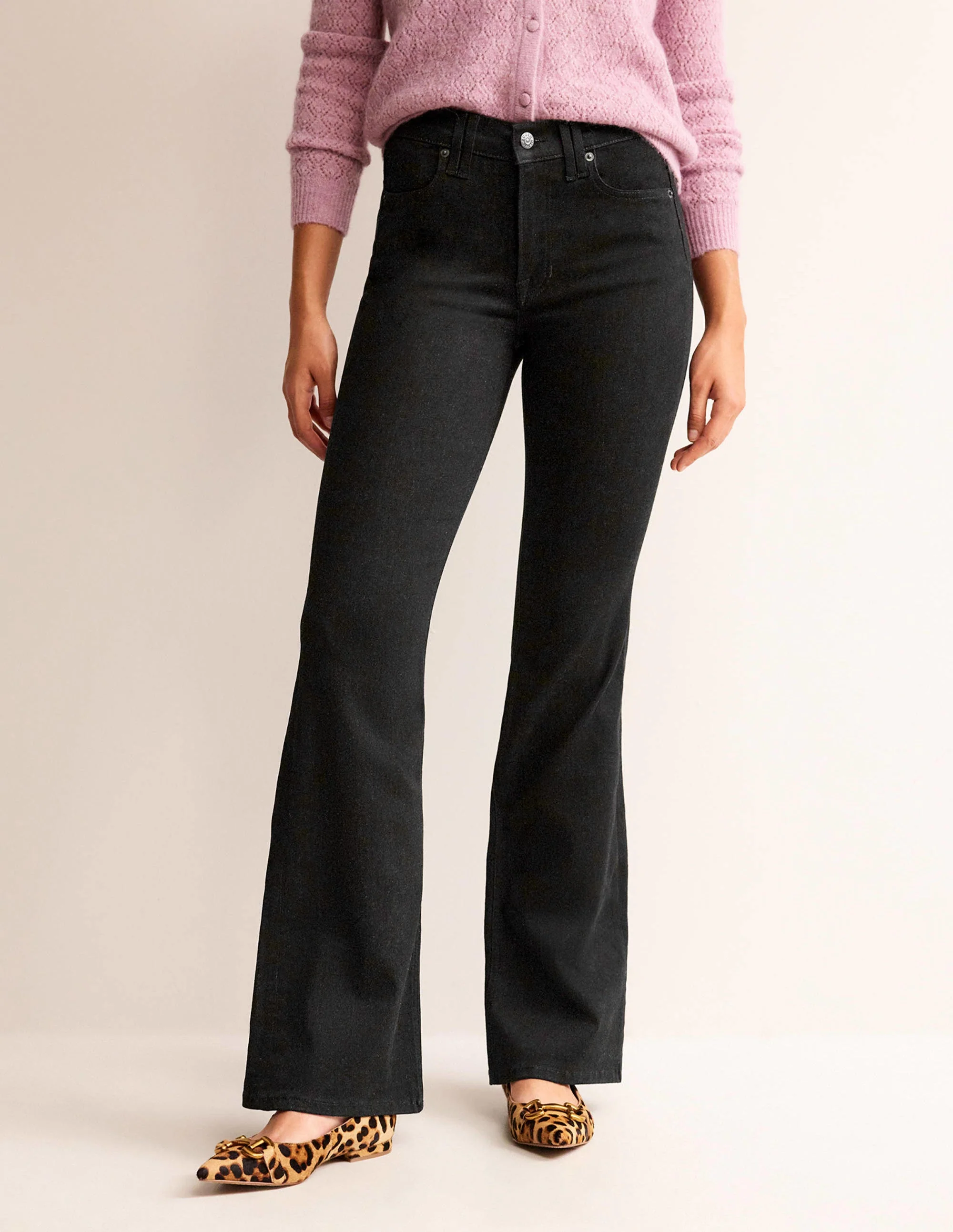 Schmale Jeans mit mittelhohem Bund und leichtem Schlag-Schwarz - Image 4