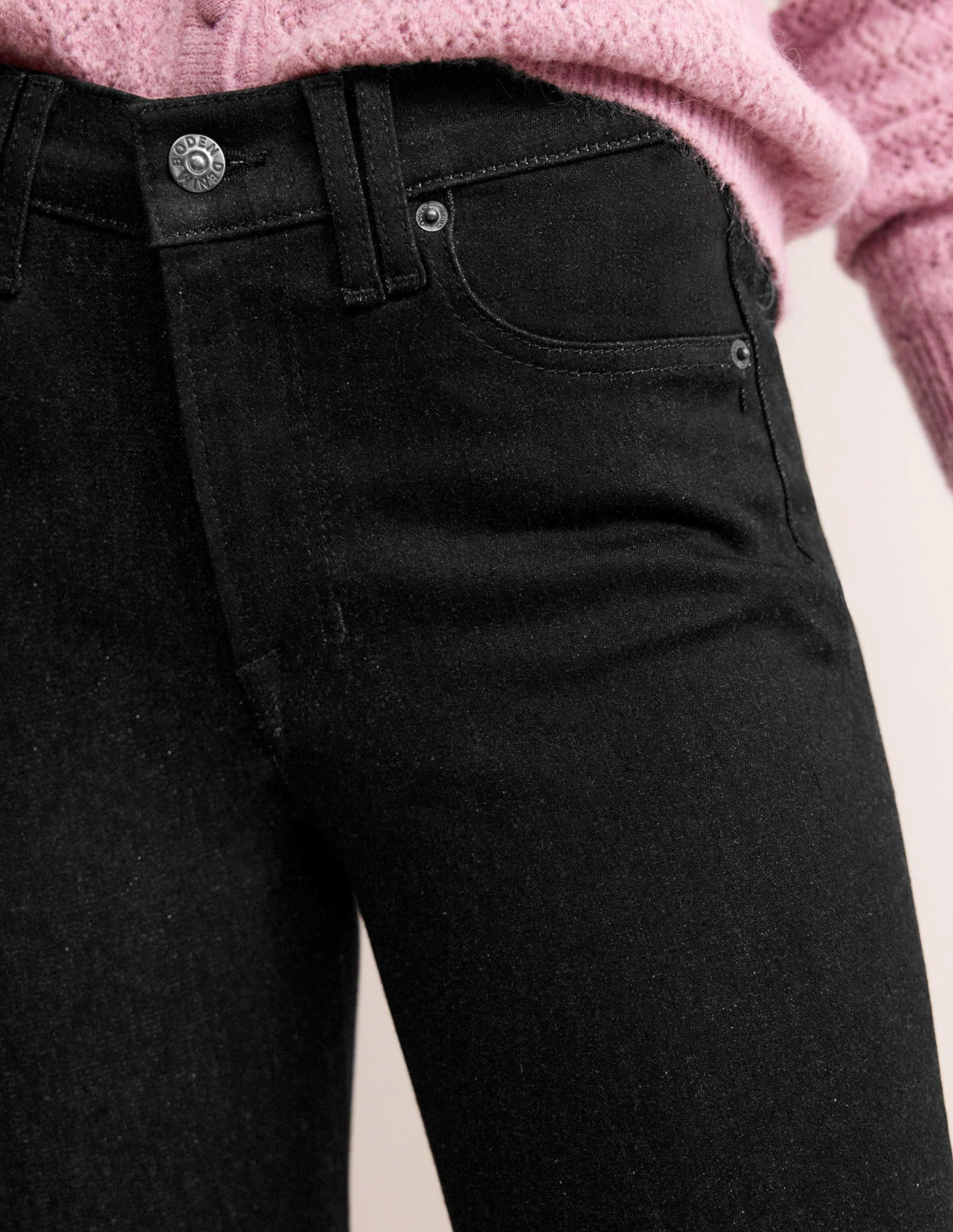 Schmale Jeans mit mittelhohem Bund und leichtem Schlag-Schwarz - Image 5
