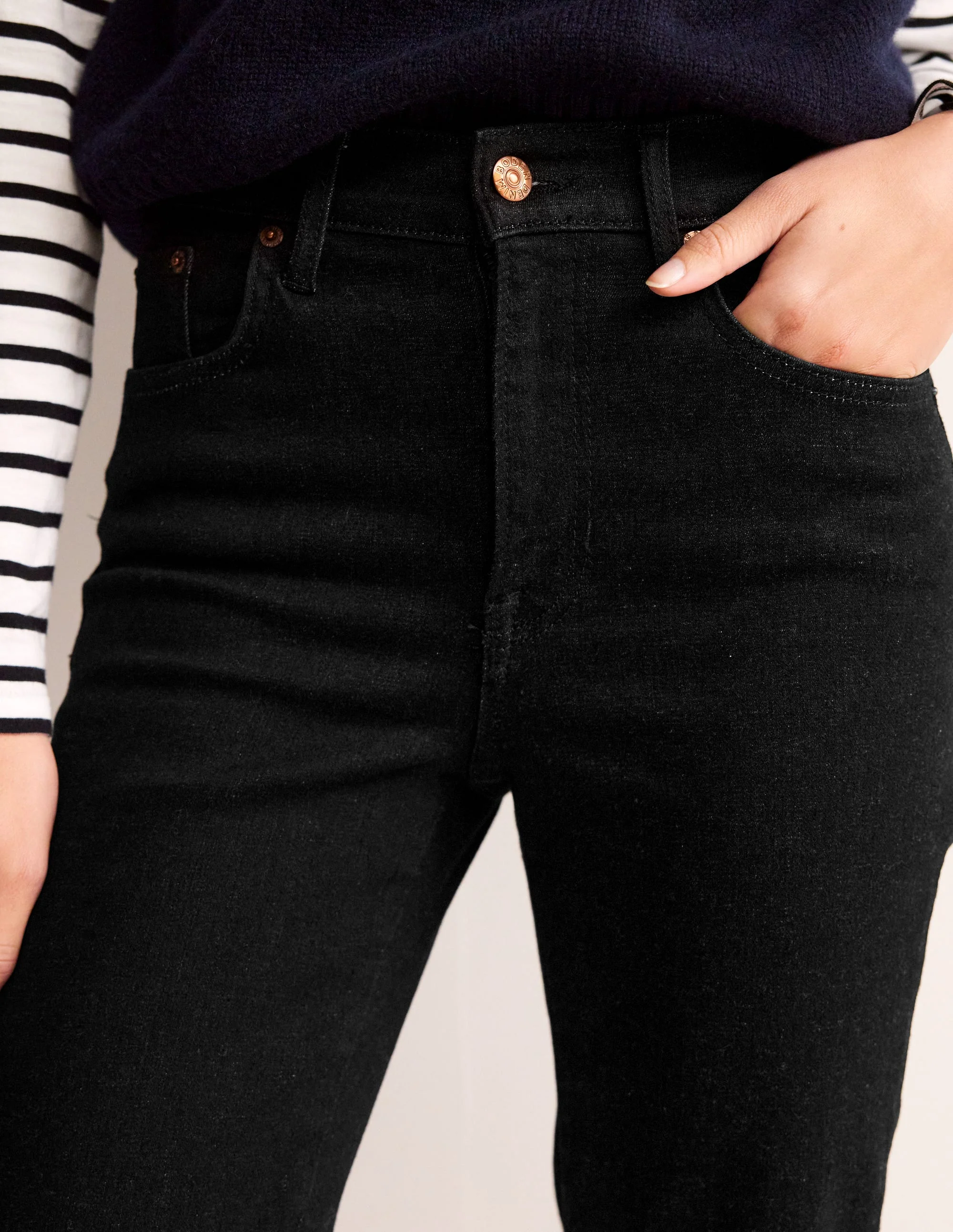 Schmale Jeans mit mittelhohem Bund-Verwaschenes Schwarz - Image 5