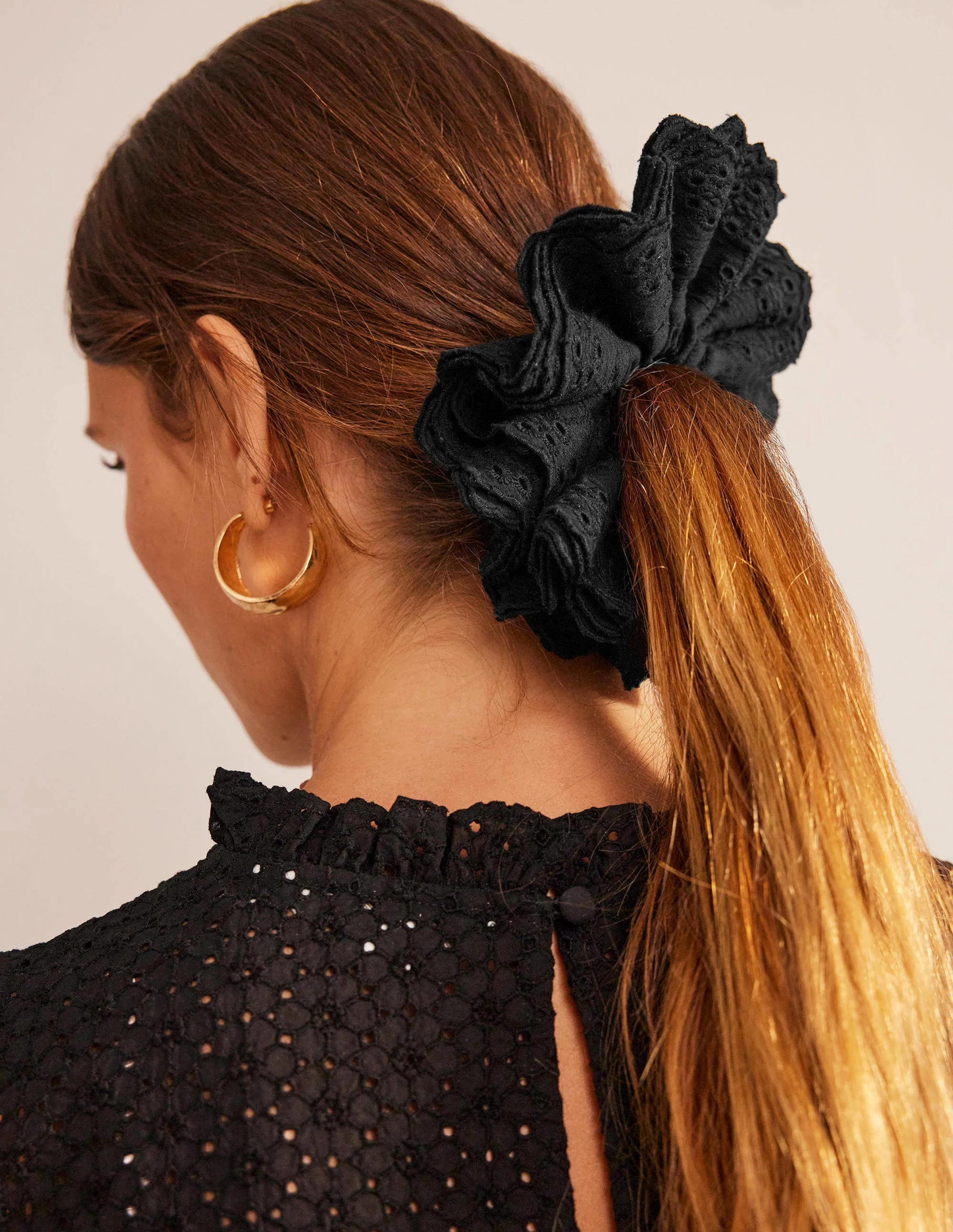 Scrunchie mit Lochstickerei-Schwarz