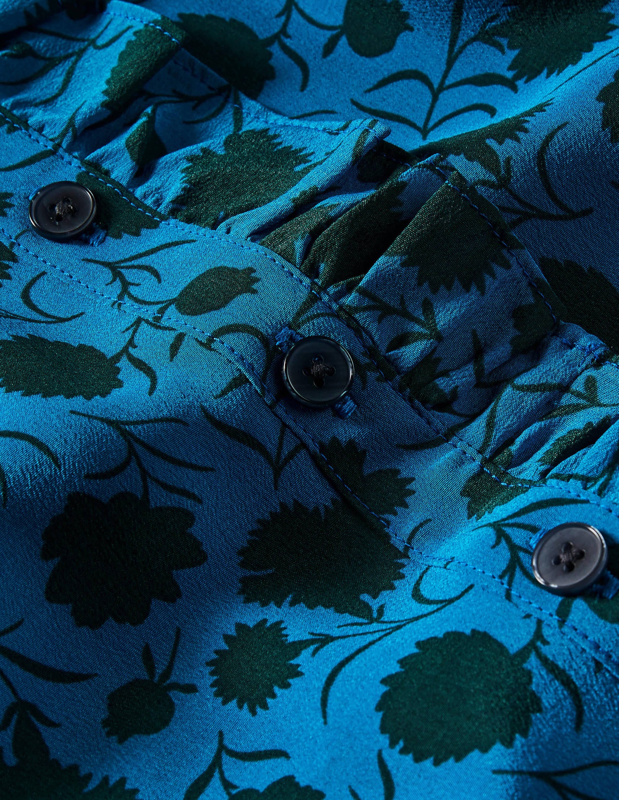 Seidenbluse mit hohem Kragen und Rüschen-Winterliches Azurblau, Knospen mit Blättern - Image 7