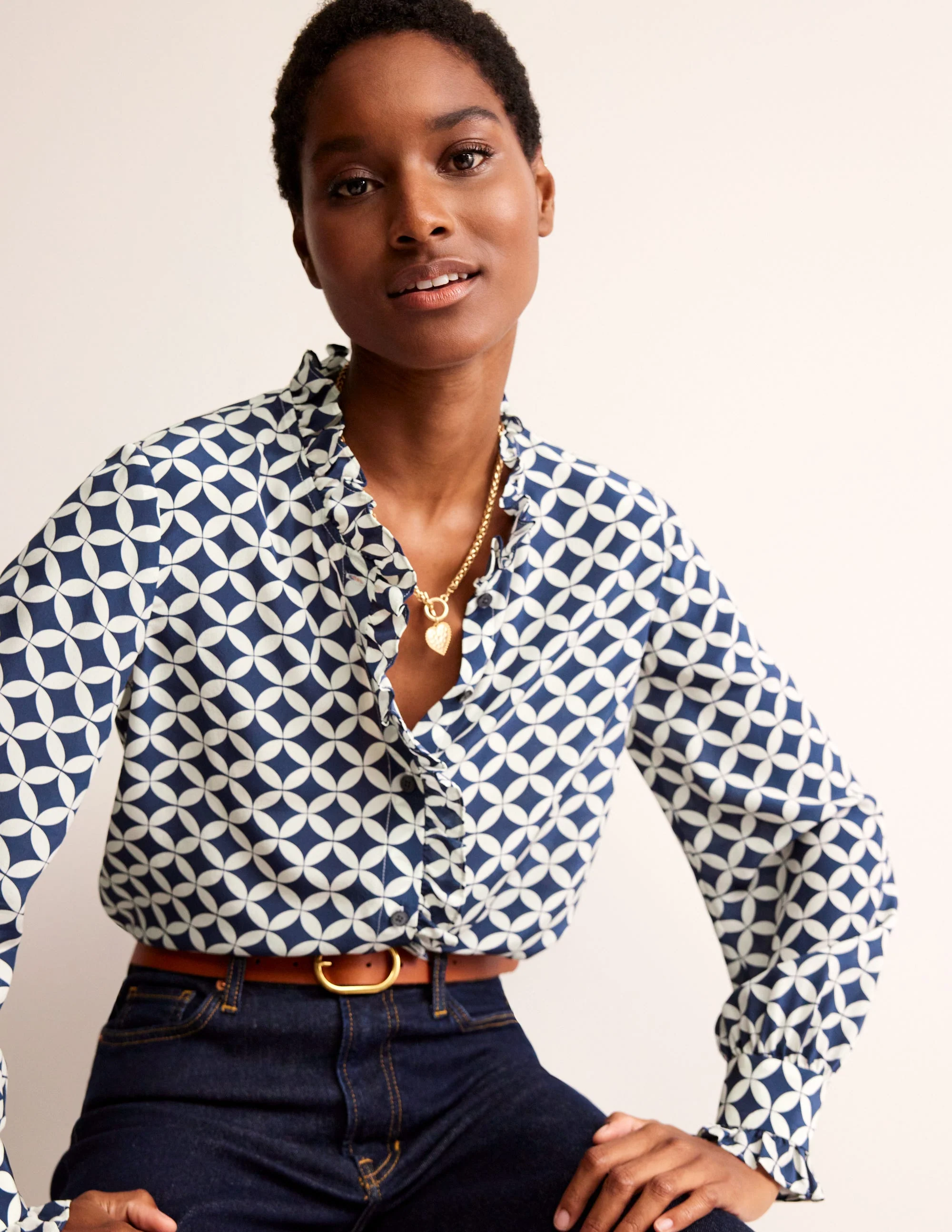 Seidenbluse mit Rüschenkragen-Marineblau, Abgestufte Diamanten