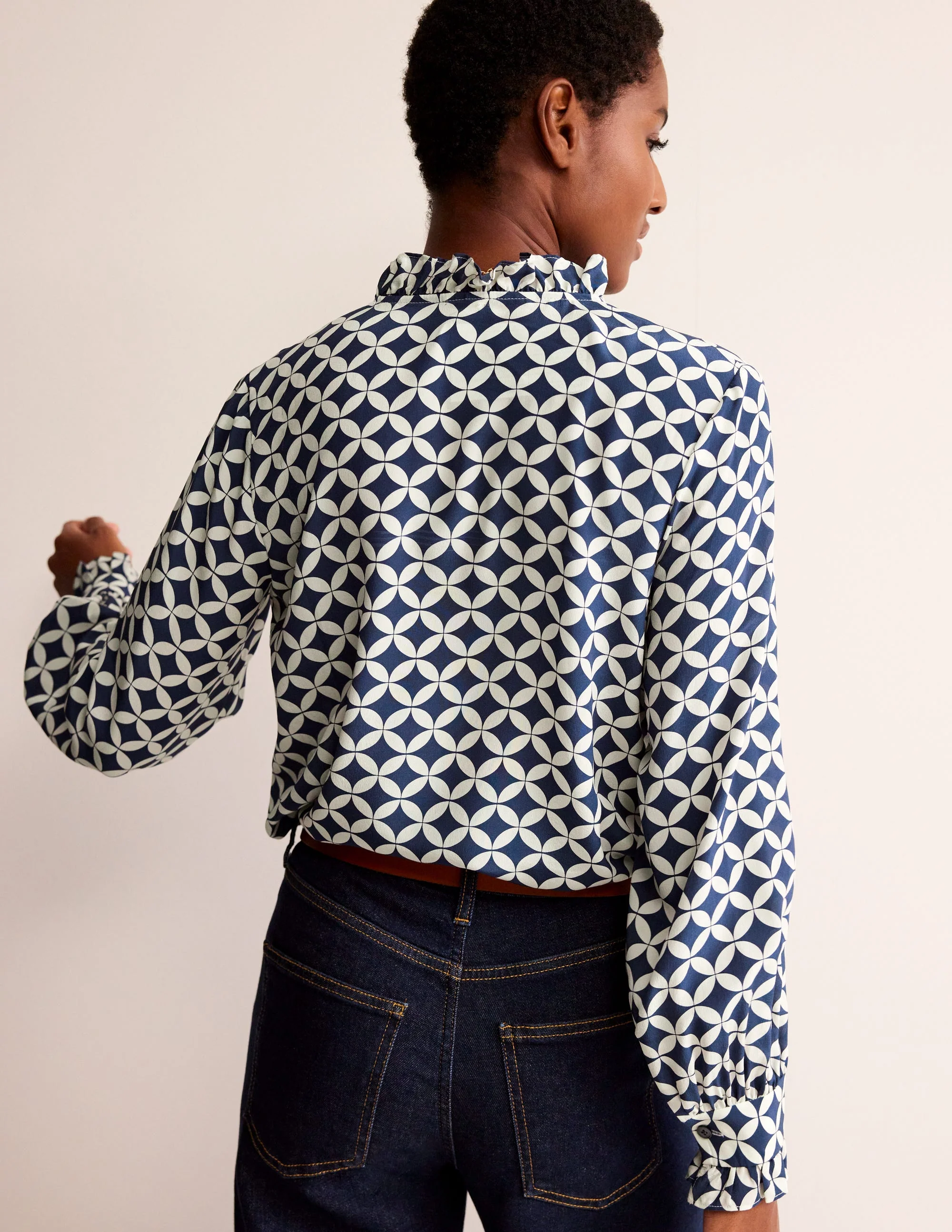 Seidenbluse mit Rüschenkragen-Marineblau, Abgestufte Diamanten - Image 3