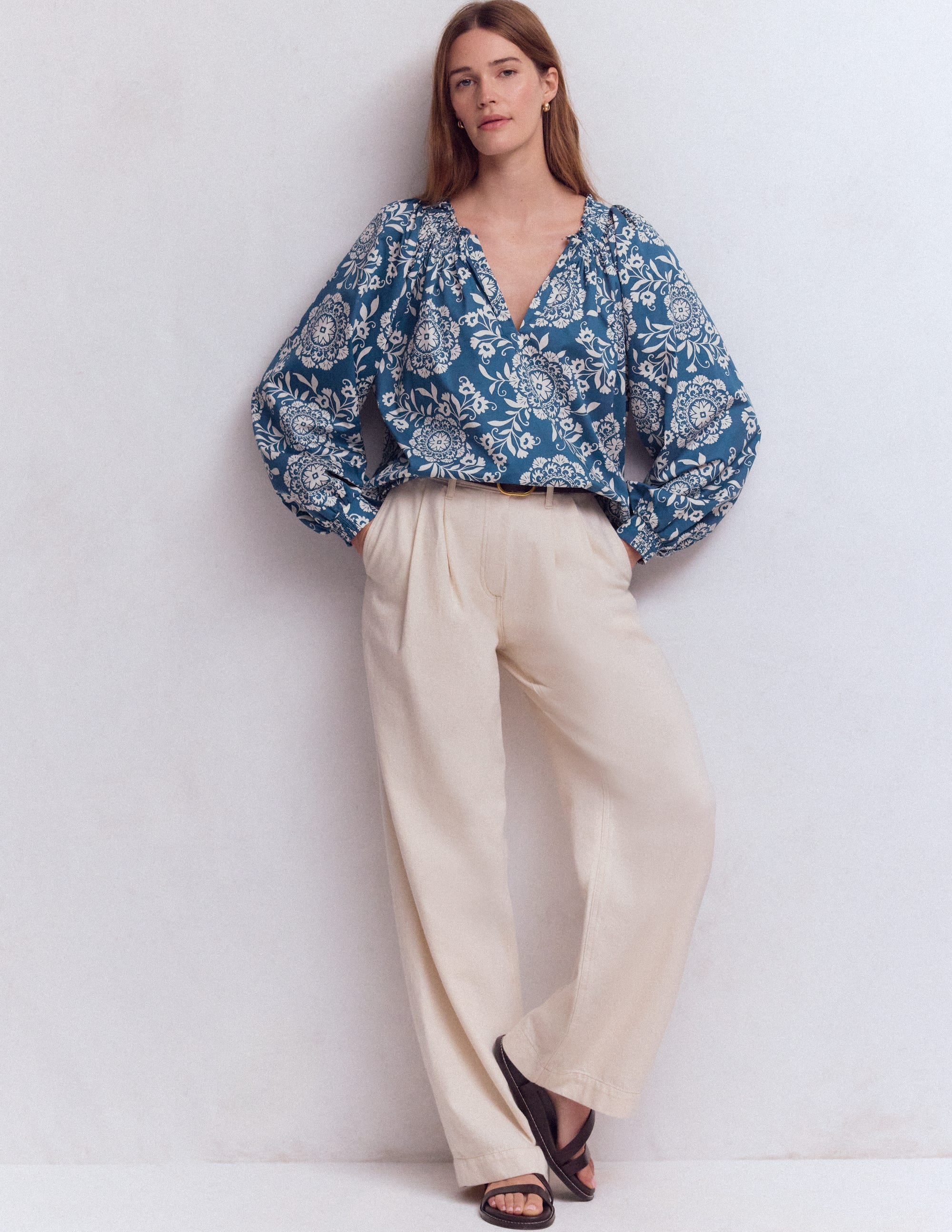 Serena Oberteil mit Faltendetail am Ausschnitt-Blau, Dekorative Blüten - Image 4