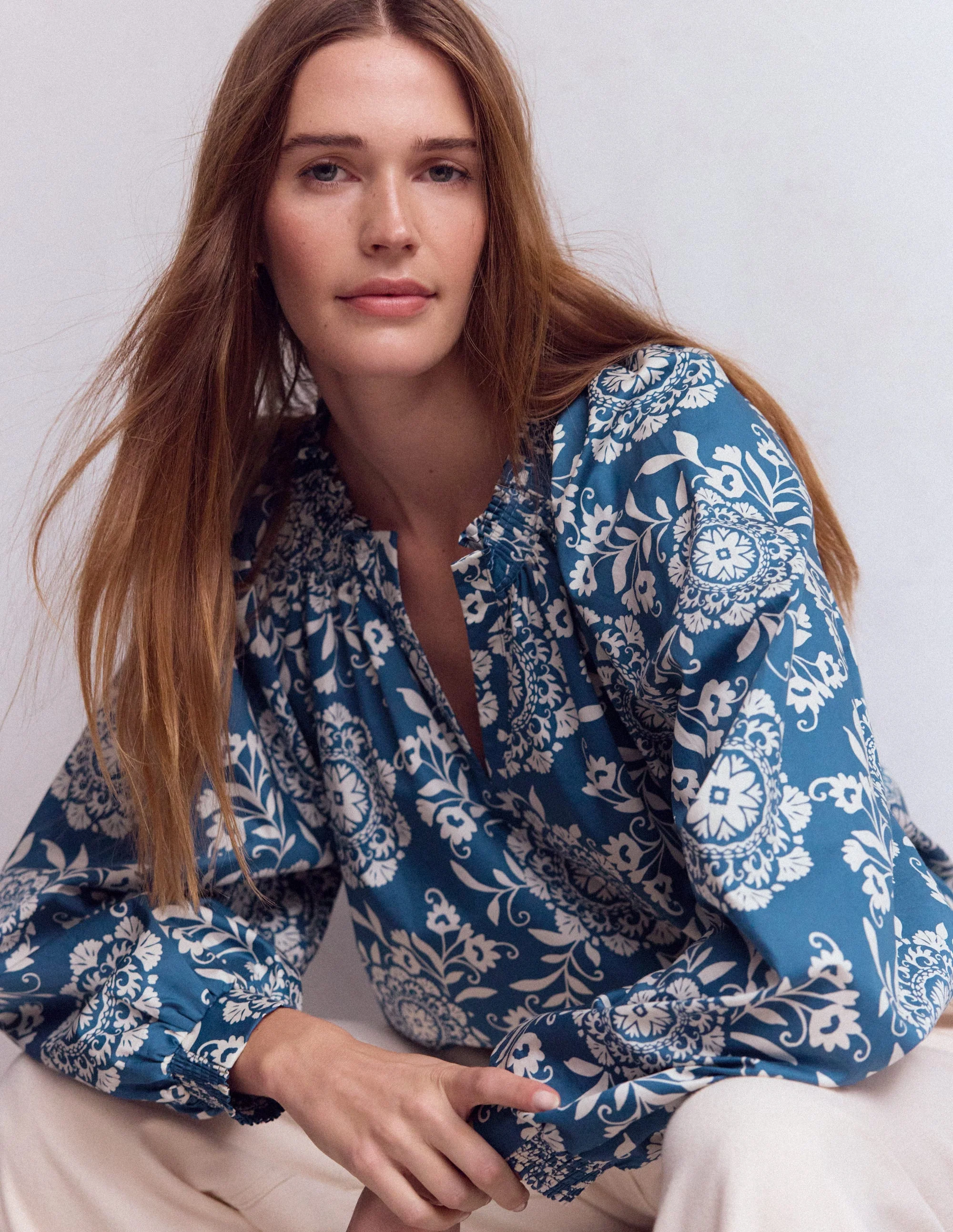 Serena Oberteil mit Faltendetail am Ausschnitt-Blau, Dekorative Blüten - Image 5