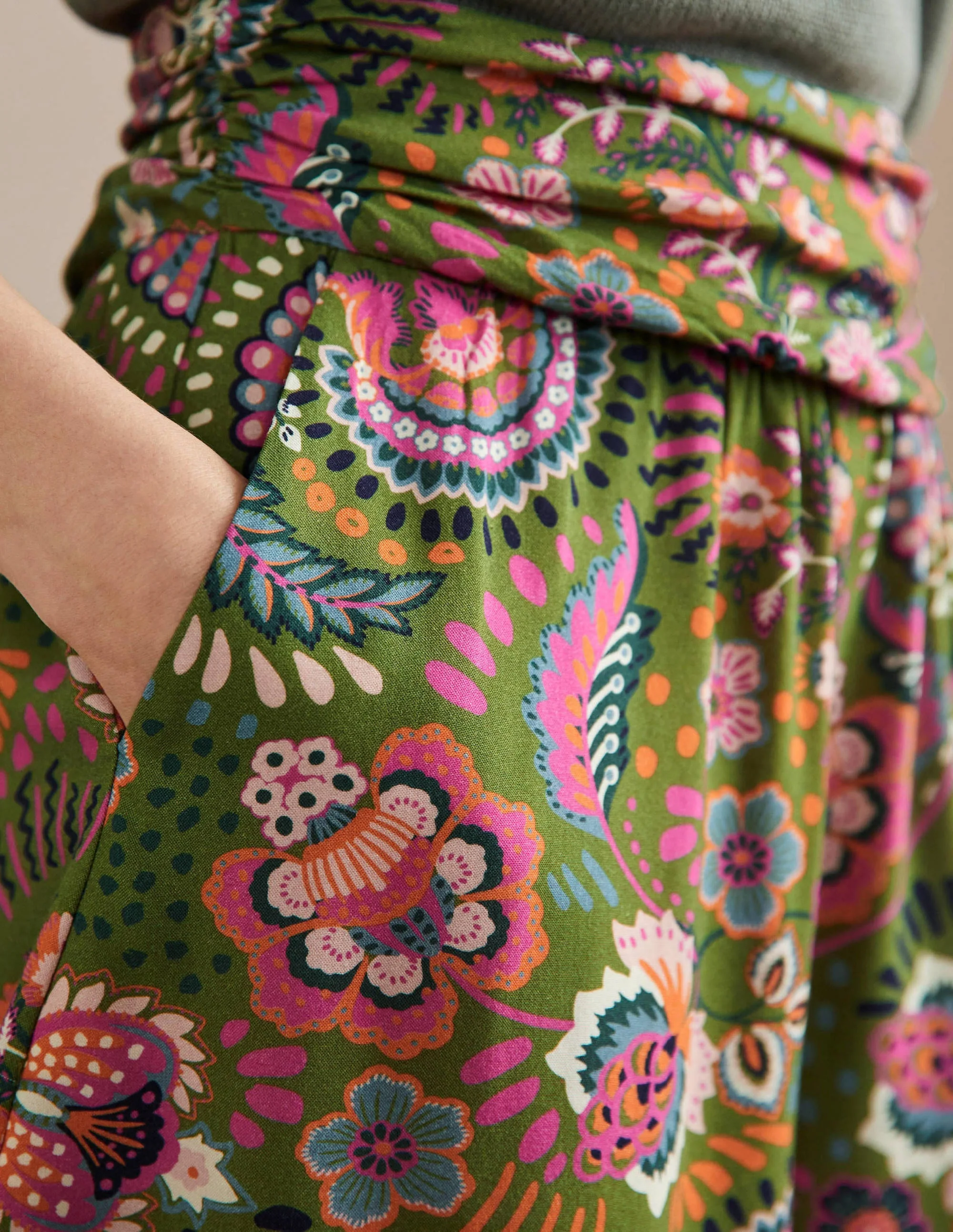 Shorts mit gerafftem Taillenbund-Erbsengrün, Dekoratives Wiesenmuster - Image 2