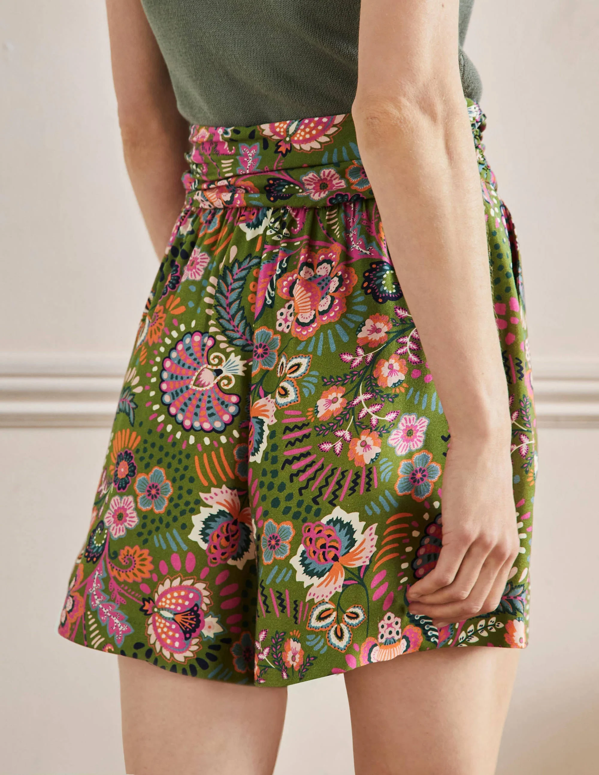 Shorts mit gerafftem Taillenbund-Erbsengrün, Dekoratives Wiesenmuster - Image 3