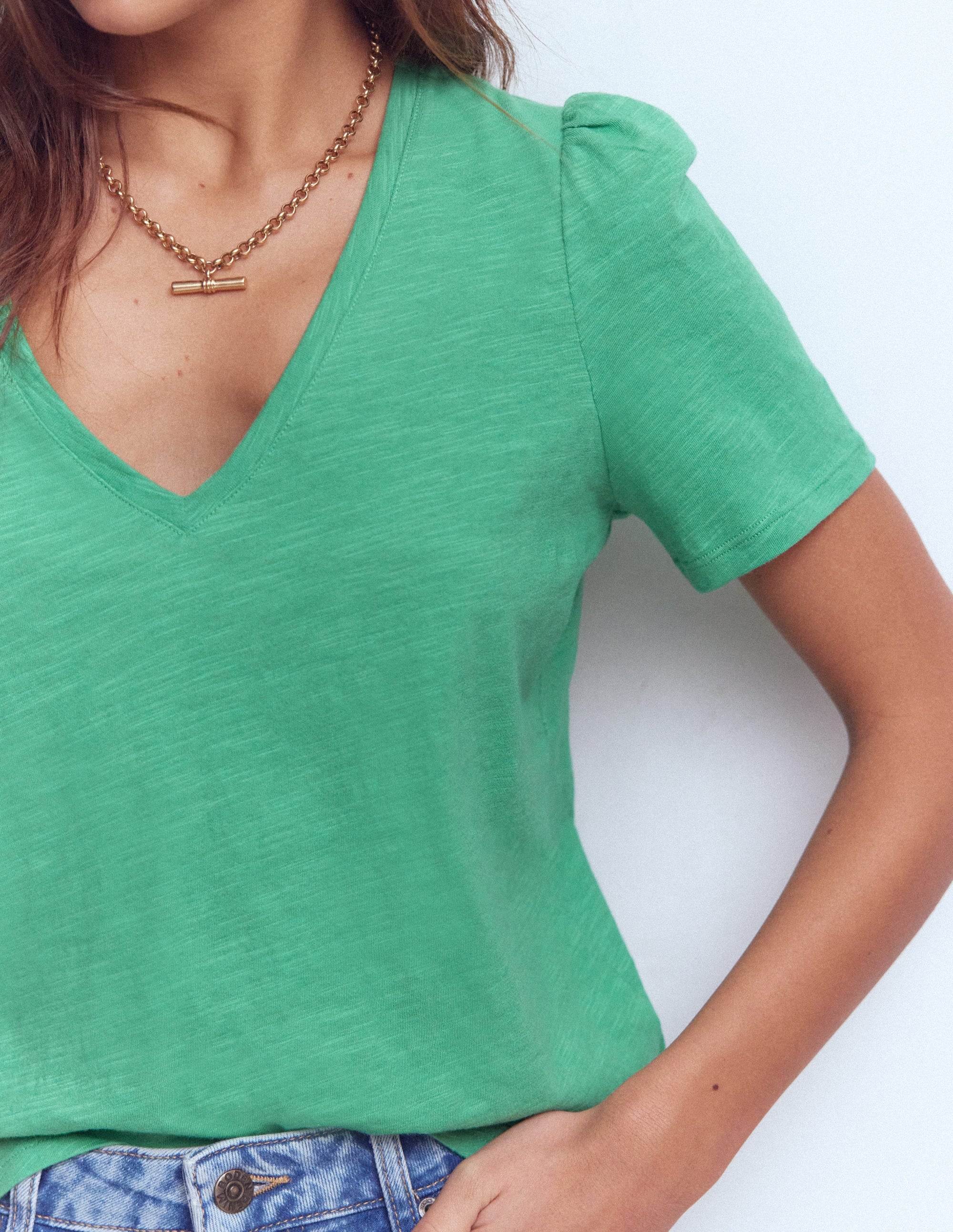 Sophie Flammgarn-T-Shirt mit V-Ausschnitt-Aloe Grün - Image 2