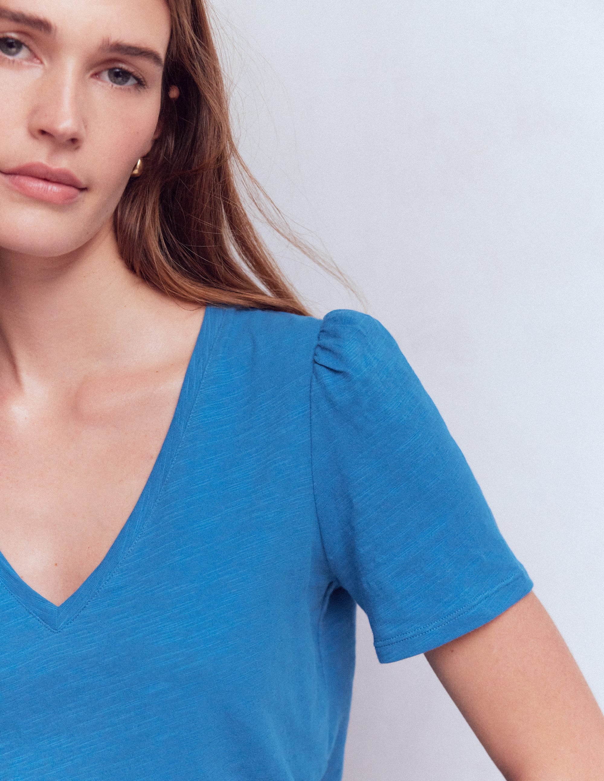 Sophie Flammgarn-T-Shirt mit V-Ausschnitt-Vallarta Blue - Image 2