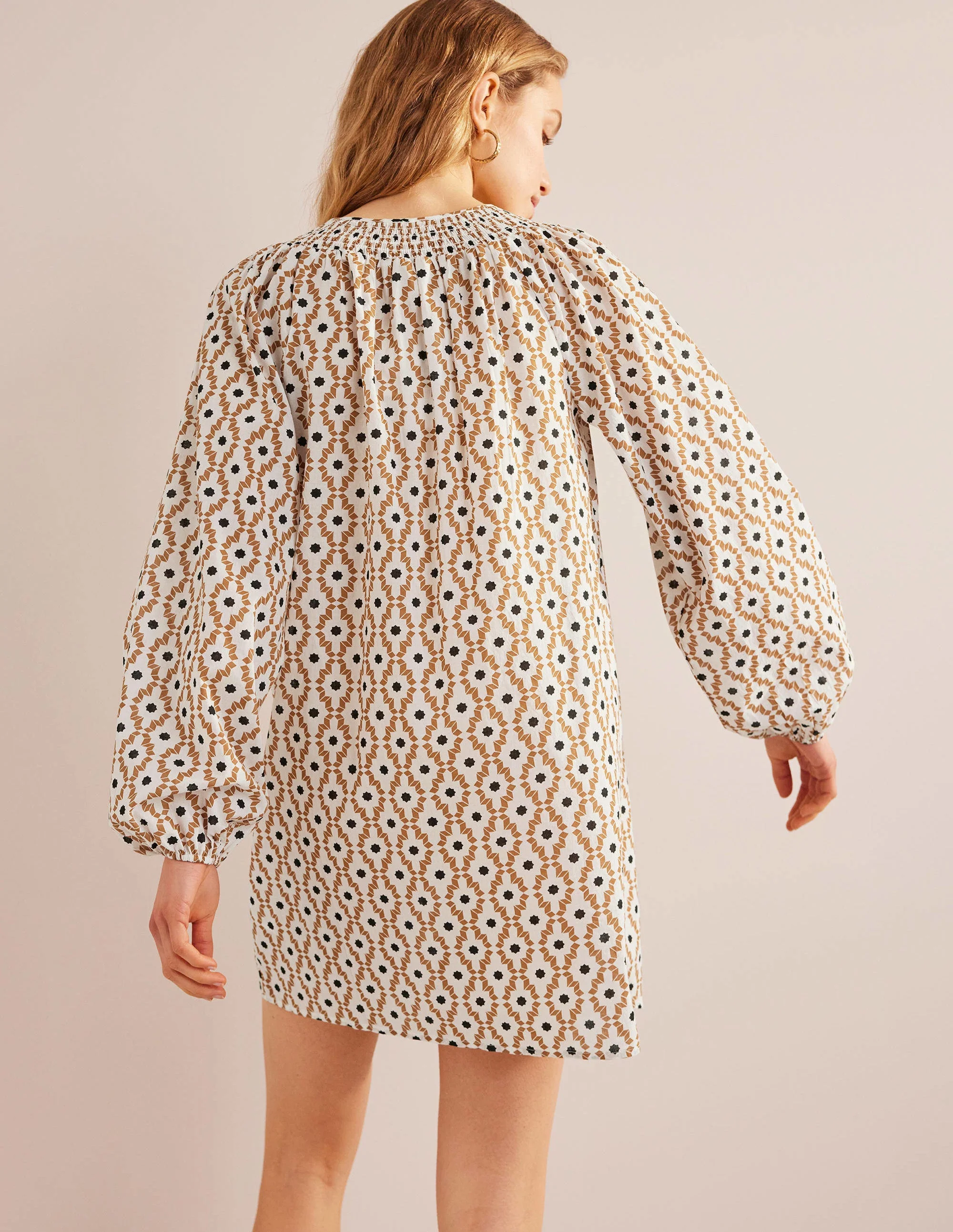 Strand-Kaftan mit Smok-Ausschnitt-Beige, Geometrisches Muster - Image 3