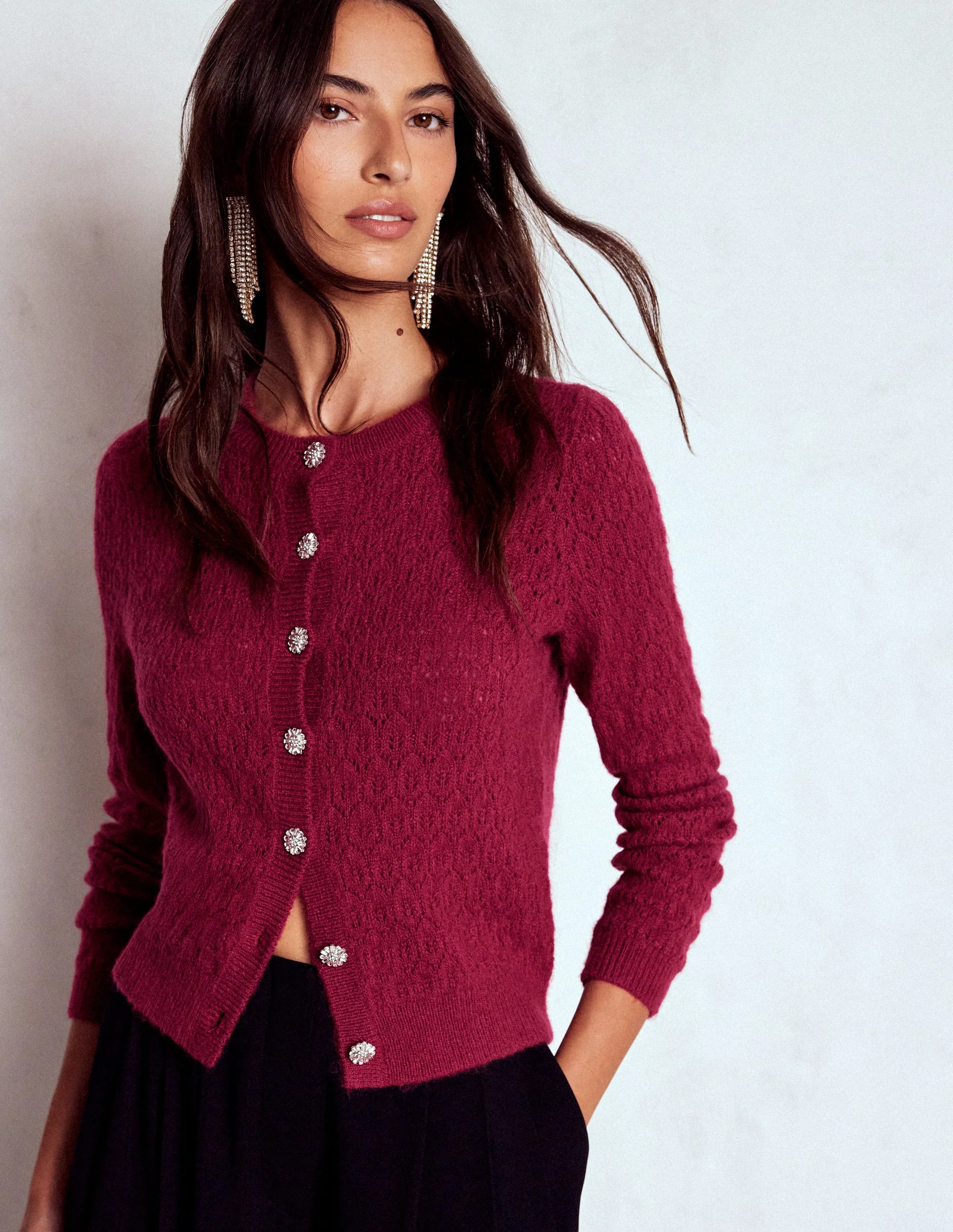 Strickjacke mit Schmuckknöpfen-Rubinrot