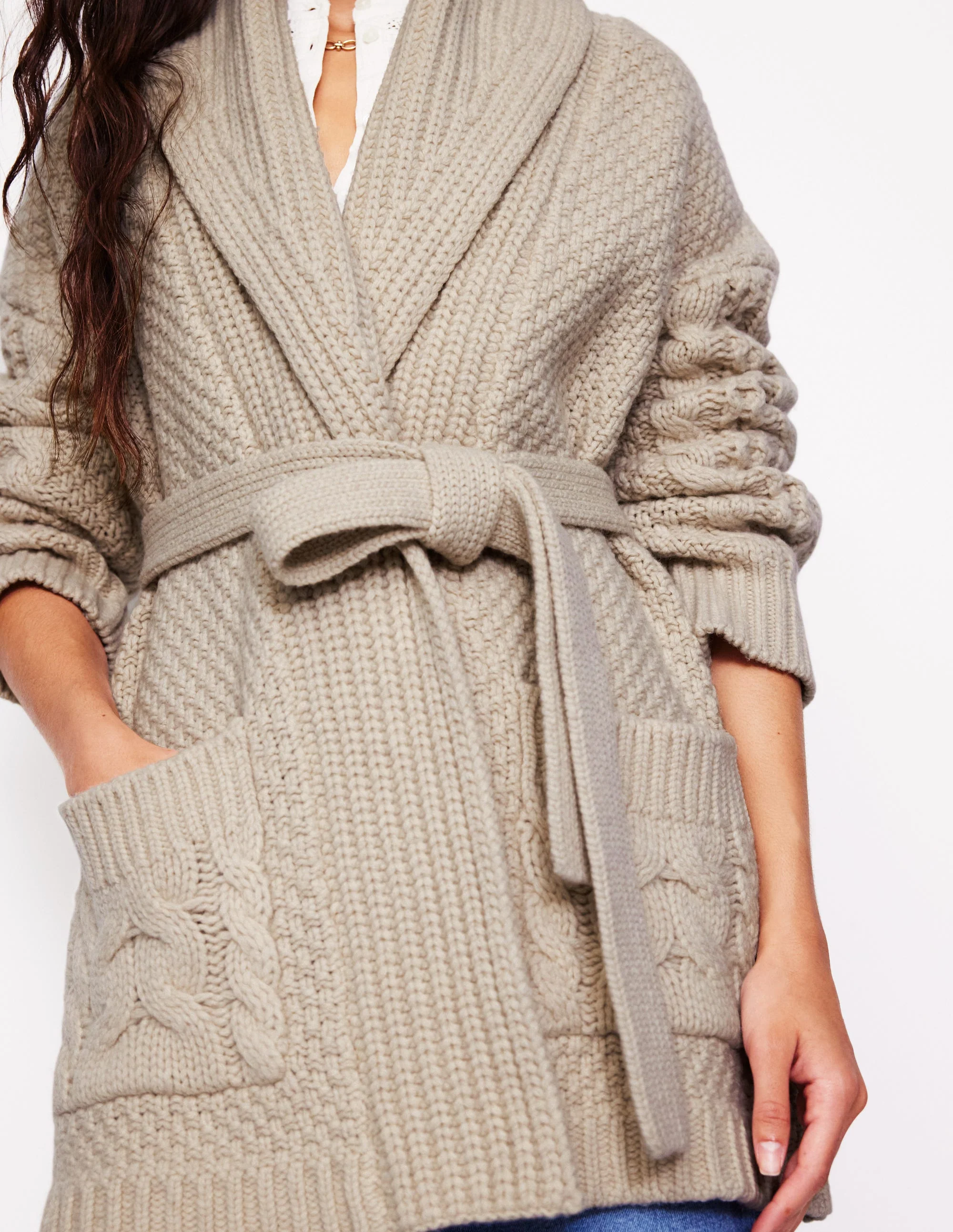 Strickjacke mit Zopfmuster und Gürtel-Lammfell - Image 2