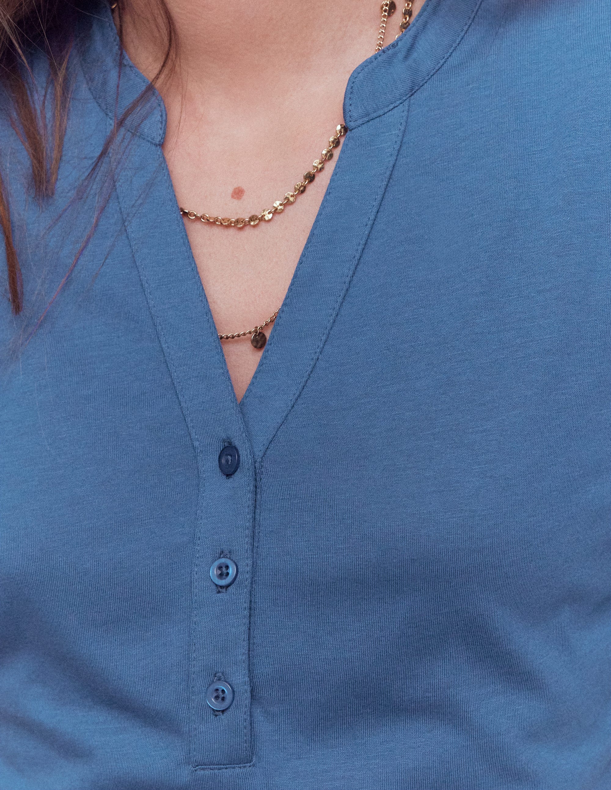 Superweiches Oberteil mit offenem Henley-Kragen-Denim-Blau - Image 2