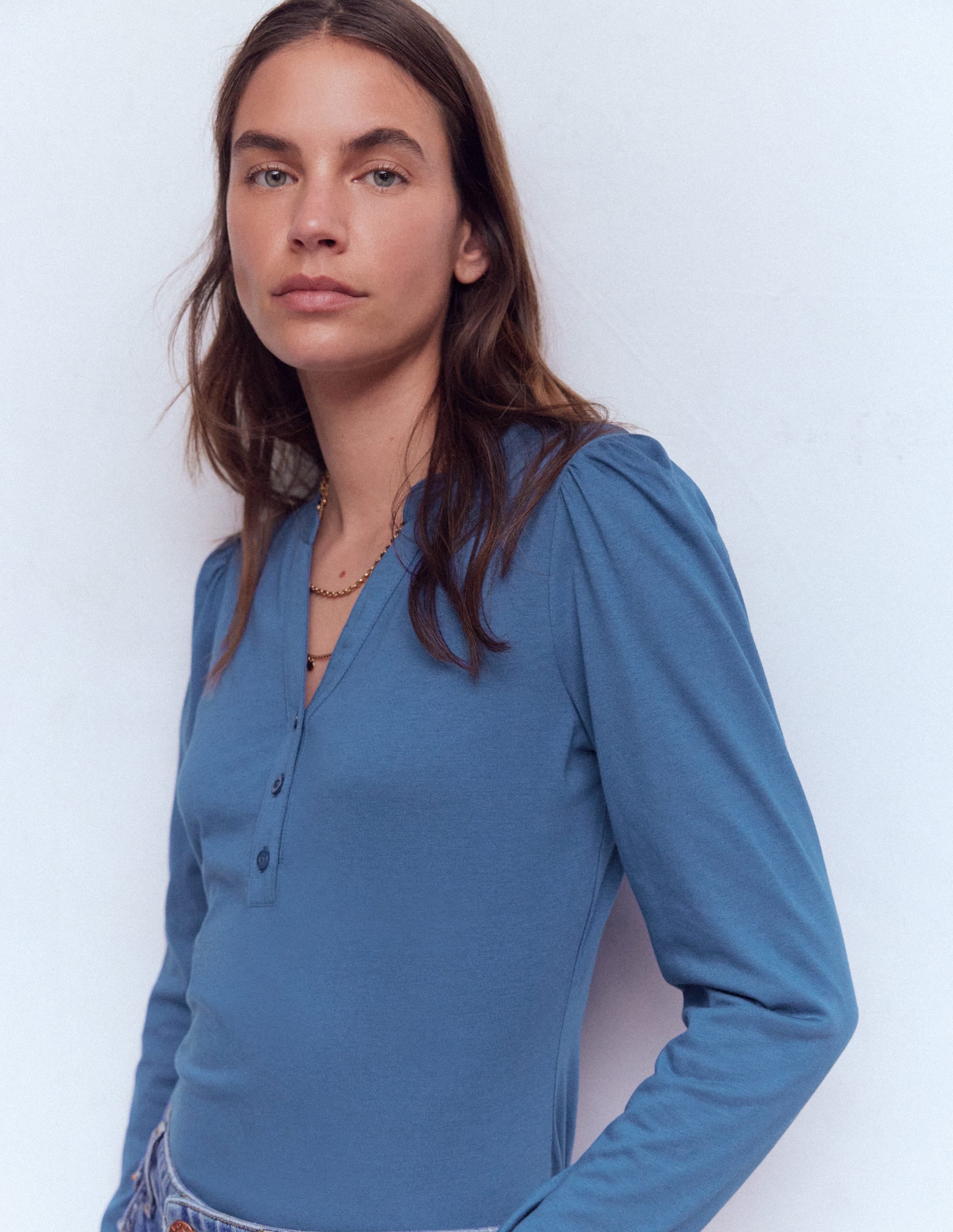 Superweiches Oberteil mit offenem Henley-Kragen-Denim-Blau - Image 4
