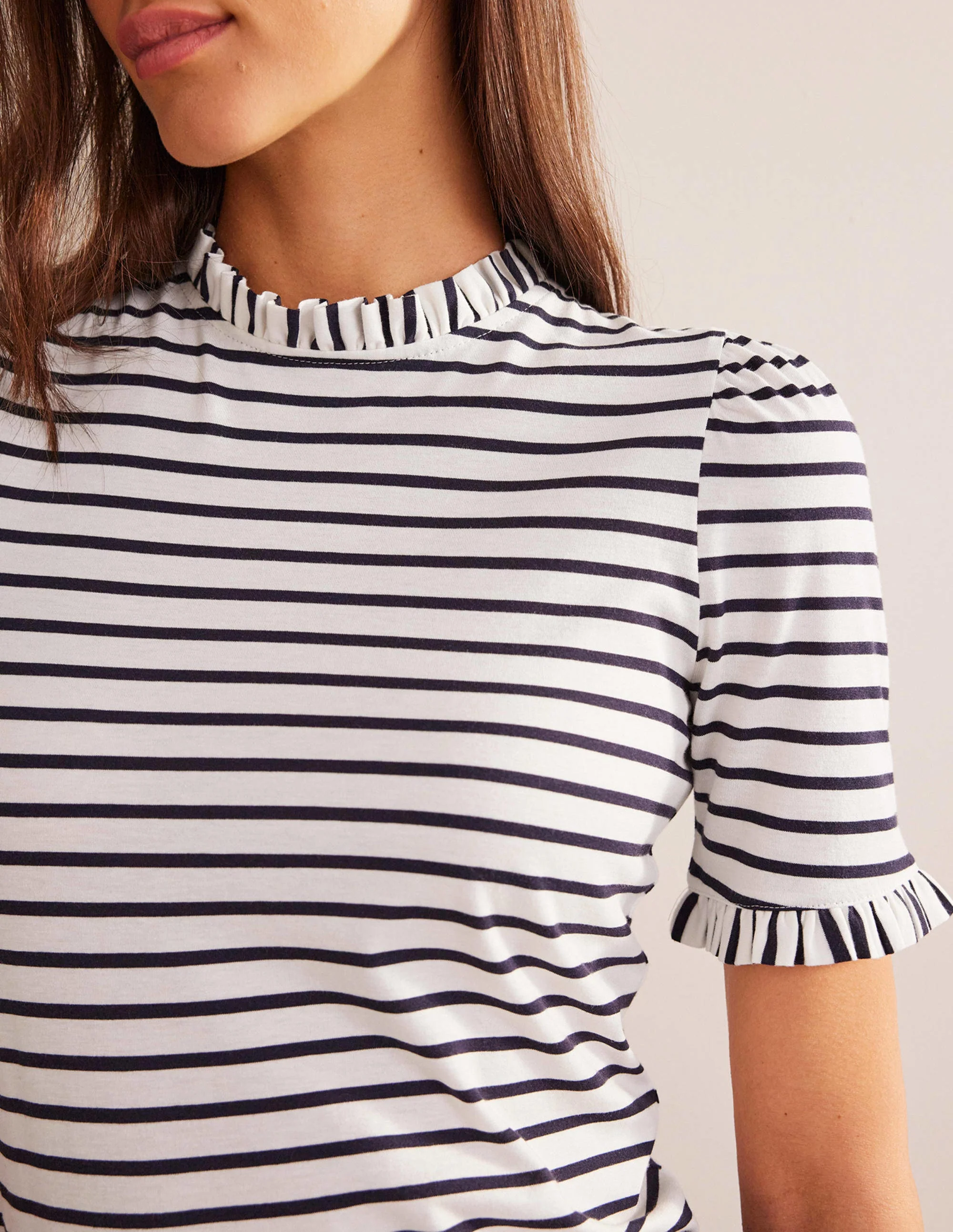 Superweiches T-Shirt mit Rüschendetail-Naturweiß, Marineblau - Image 2