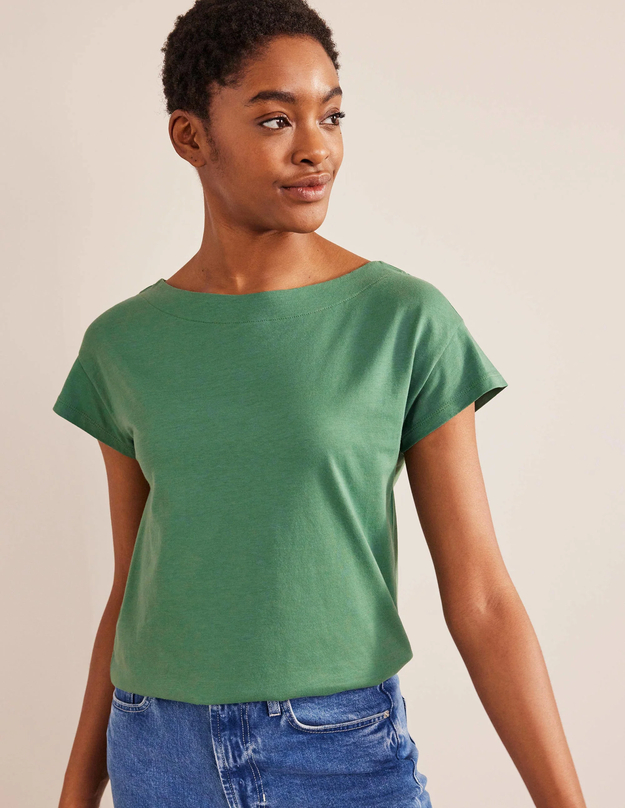 Superweiches T-Shirt mit U-Boot-Ausschnitt-Ackerbohnengrün