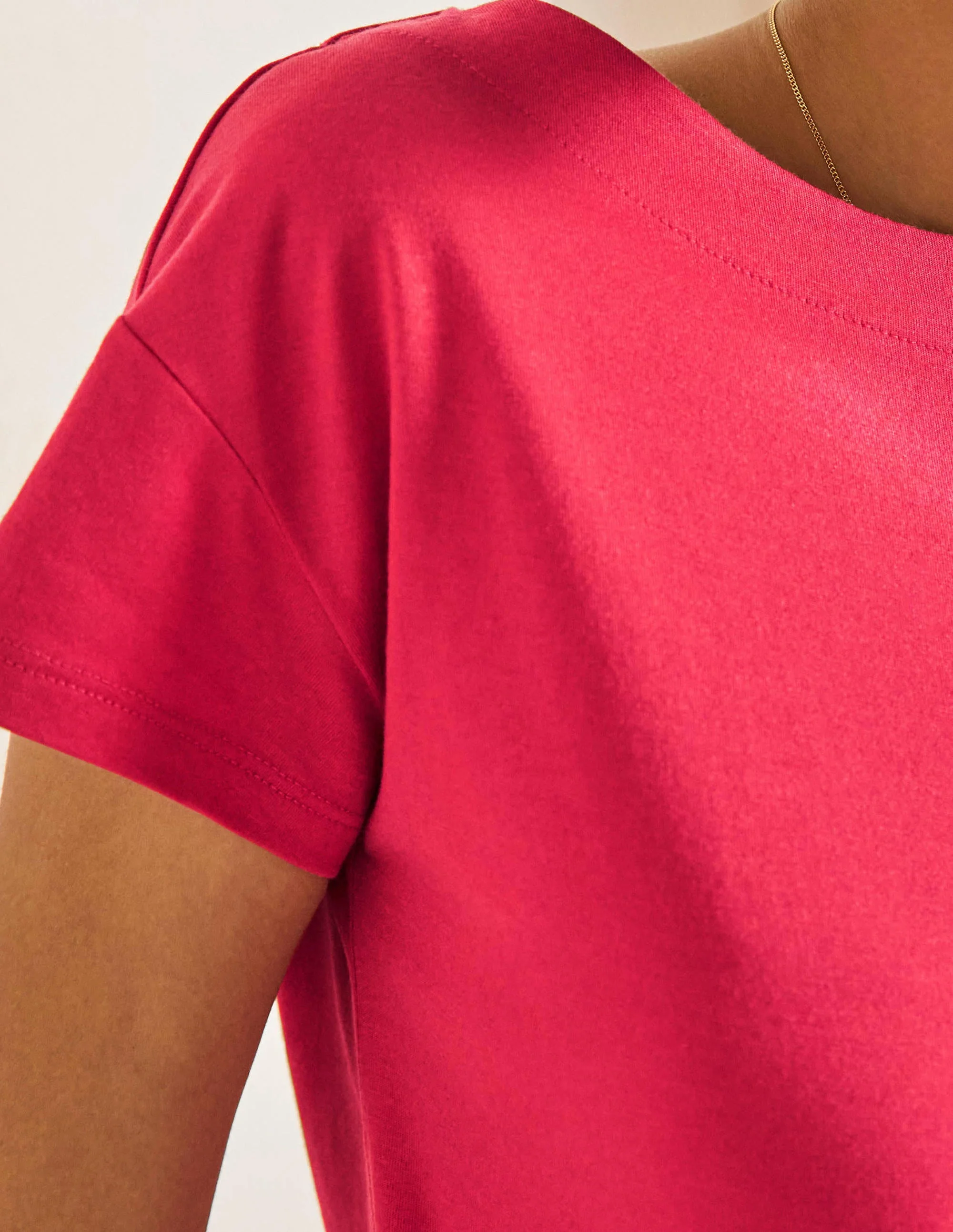 Superweiches T-Shirt mit U-Boot-Ausschnitt-Rettichrot - Image 2