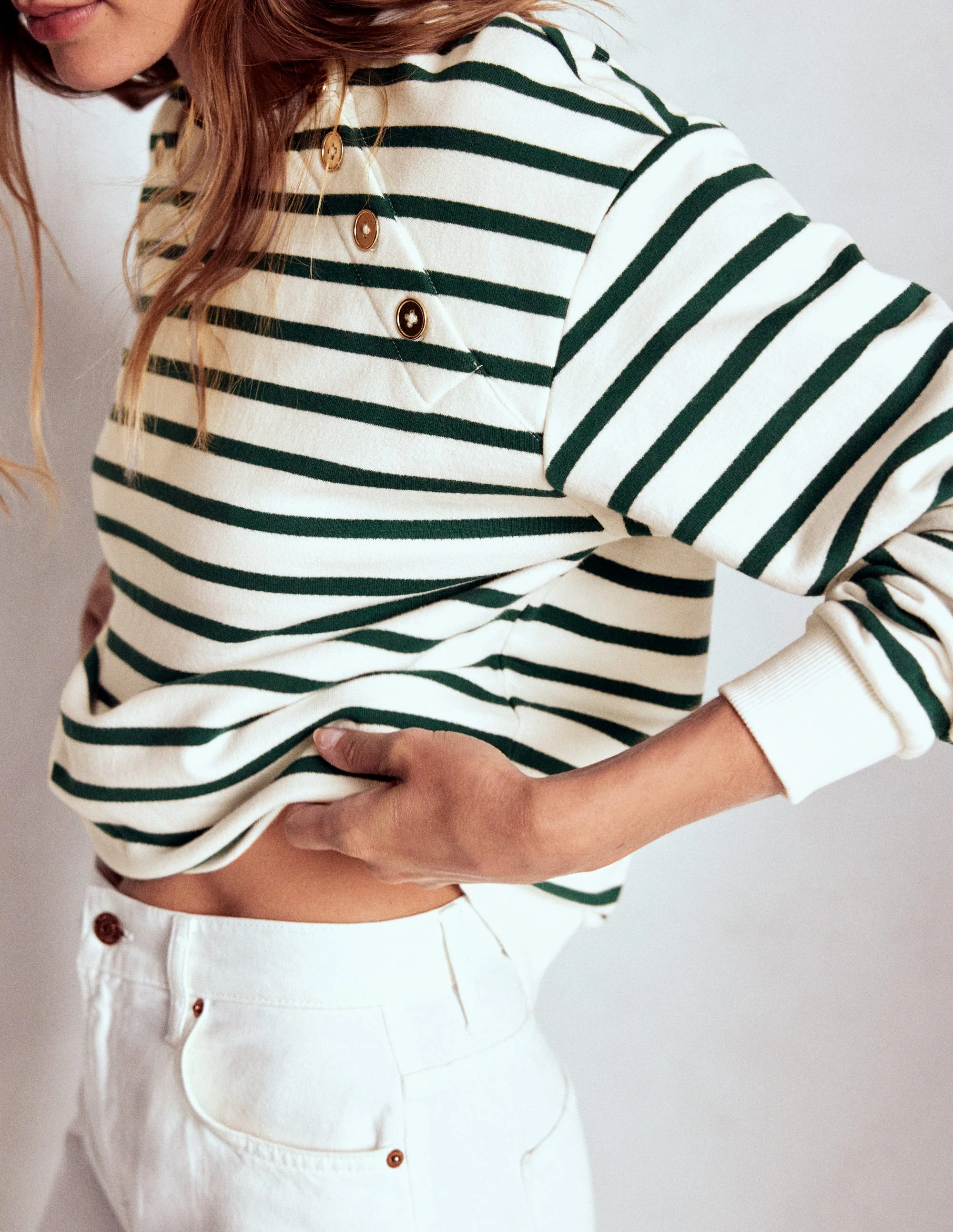 Sweatshirt mit Knopfdetail-Dunkles Smaragdgrün, Naturweiß - Image 2