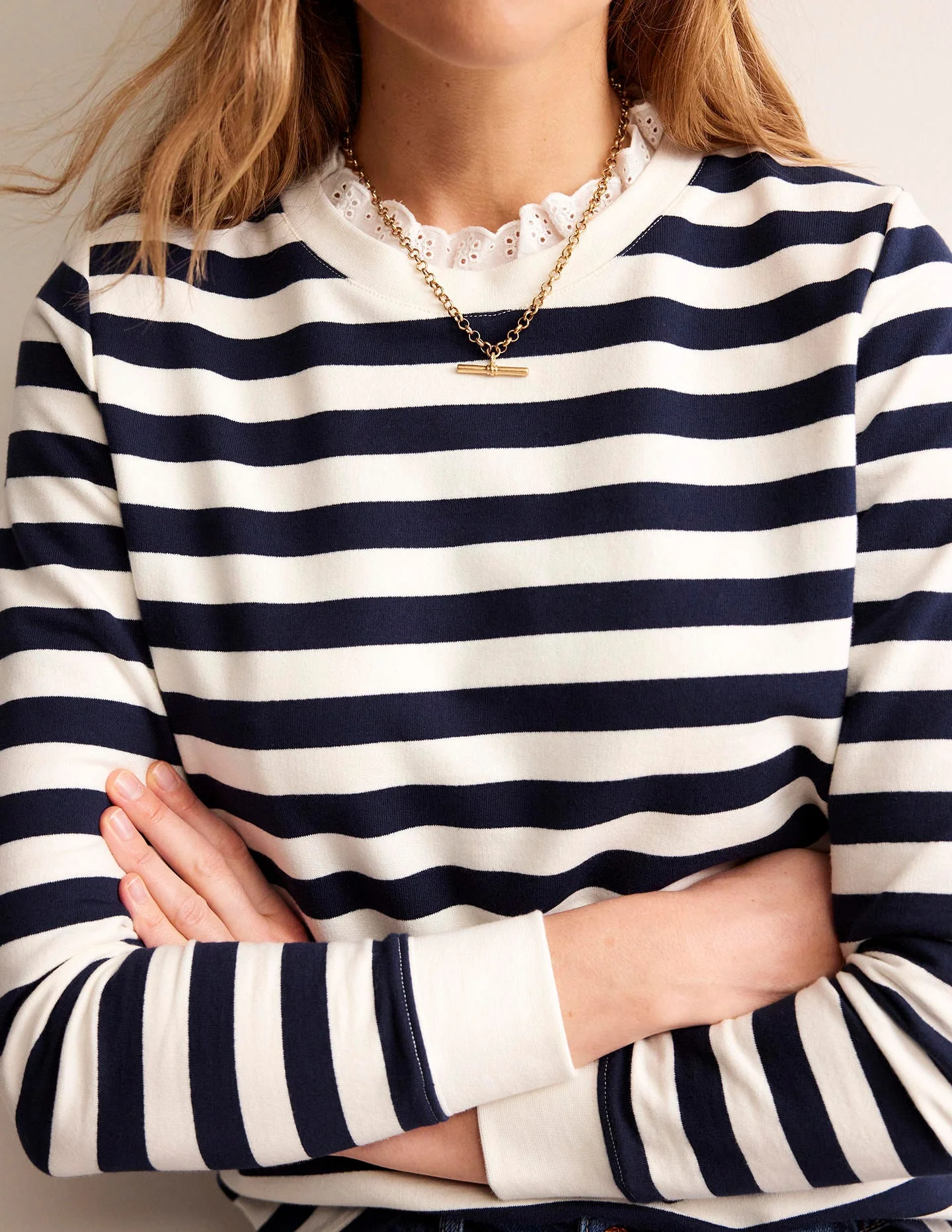 Sweatshirt mit Lochstickerei-Besatz-Naturweiß, Marineblau Gestreift - Image 2