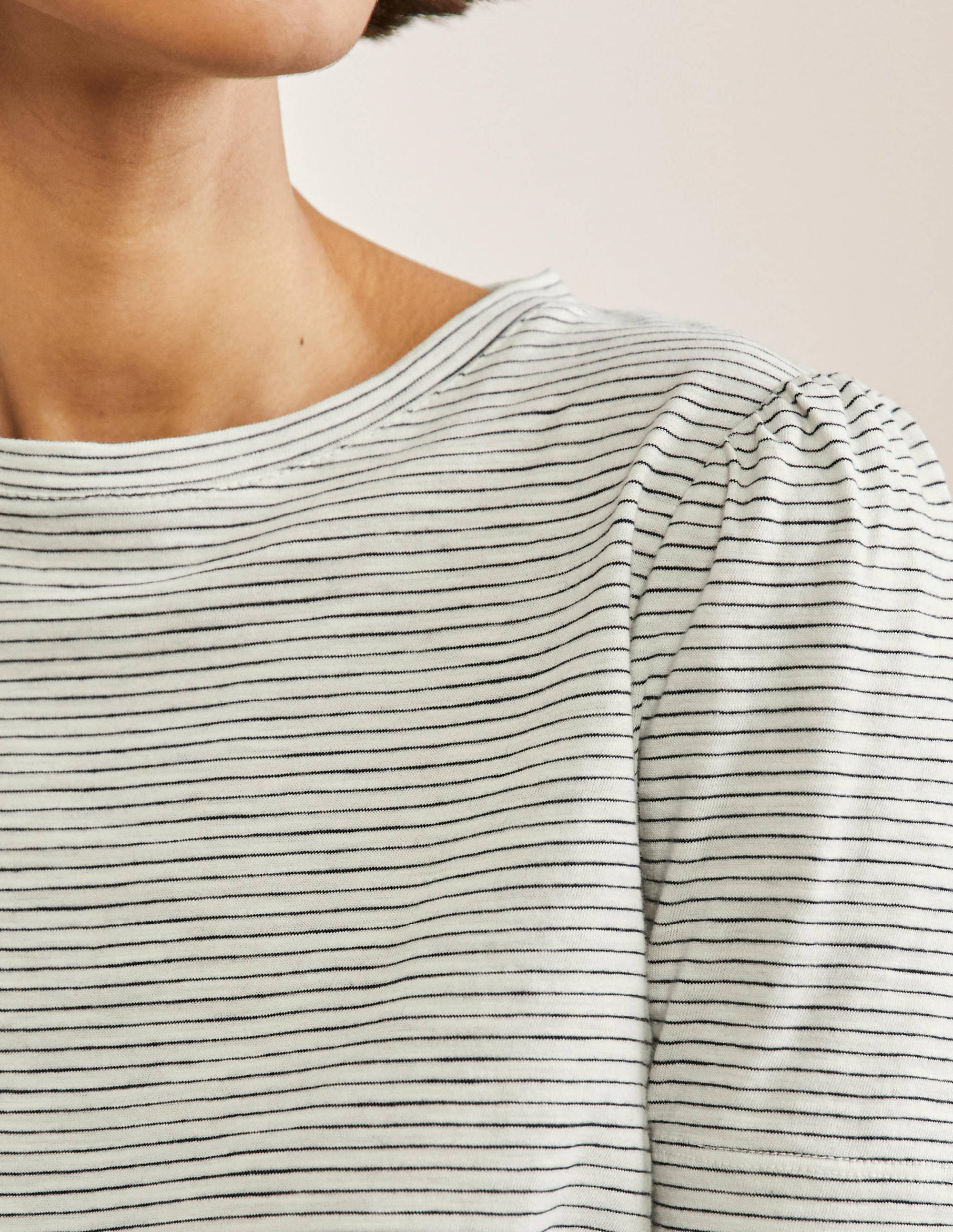 T-Shirt aus Baumwolle mit Puffärmeln-Naturweiß/Navy, Gestreift - Image 2
