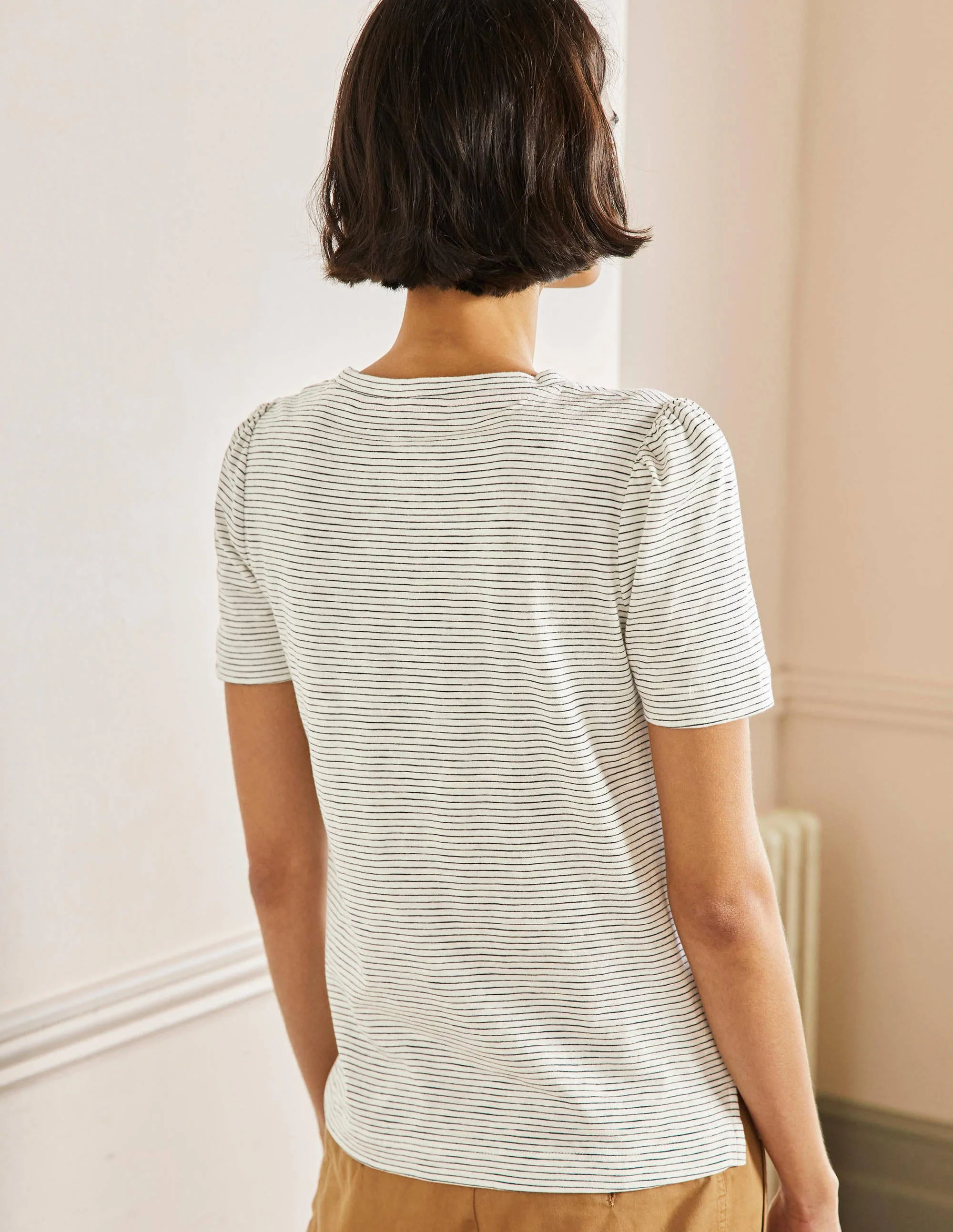 T-Shirt aus Baumwolle mit Puffärmeln-Naturweiß/Navy, Gestreift - Image 3