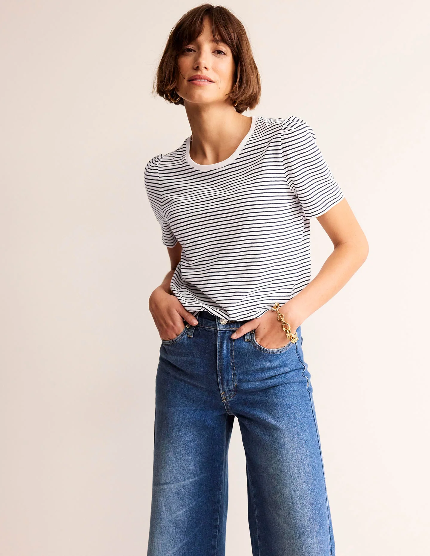 T-Shirt aus Baumwolle mit Puffärmeln-Naturweiß/Navy, Gestreift - Image 4