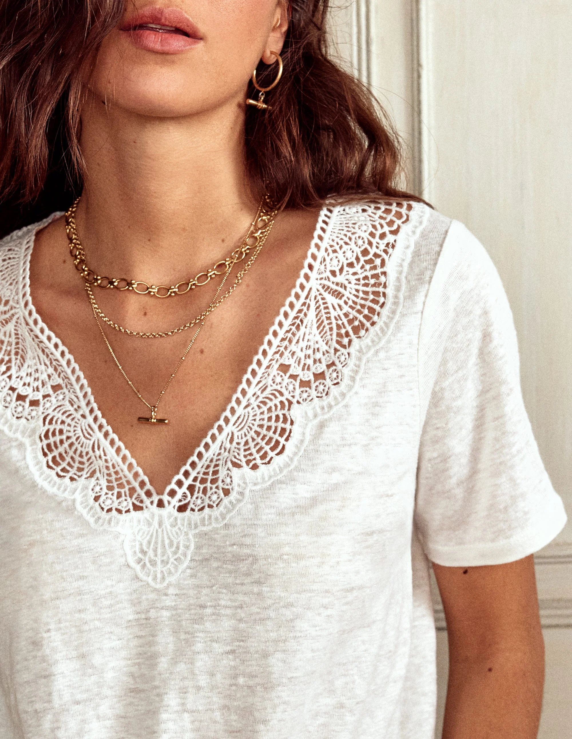 T-Shirt aus Leinen mit Spitzenbesatz-Ivory and Navy Spot - Image 2