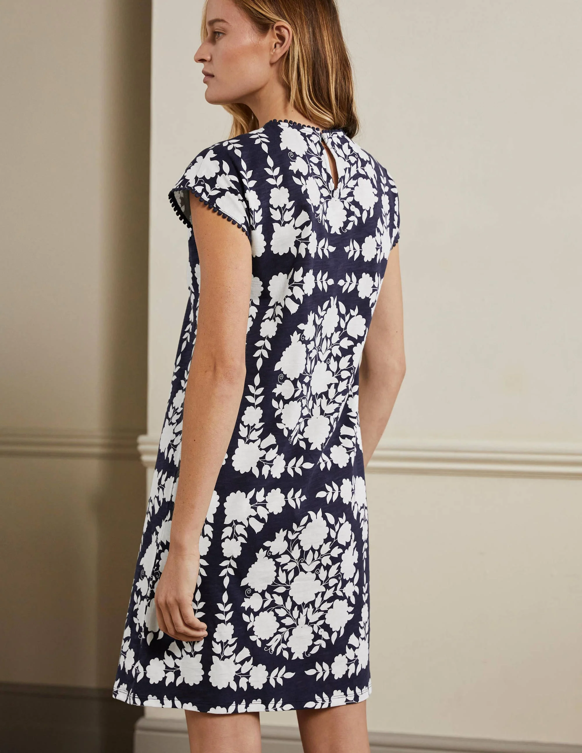 T-Shirt-Kleid mit Borte-Navy, Wildblumenmuster - Image 3
