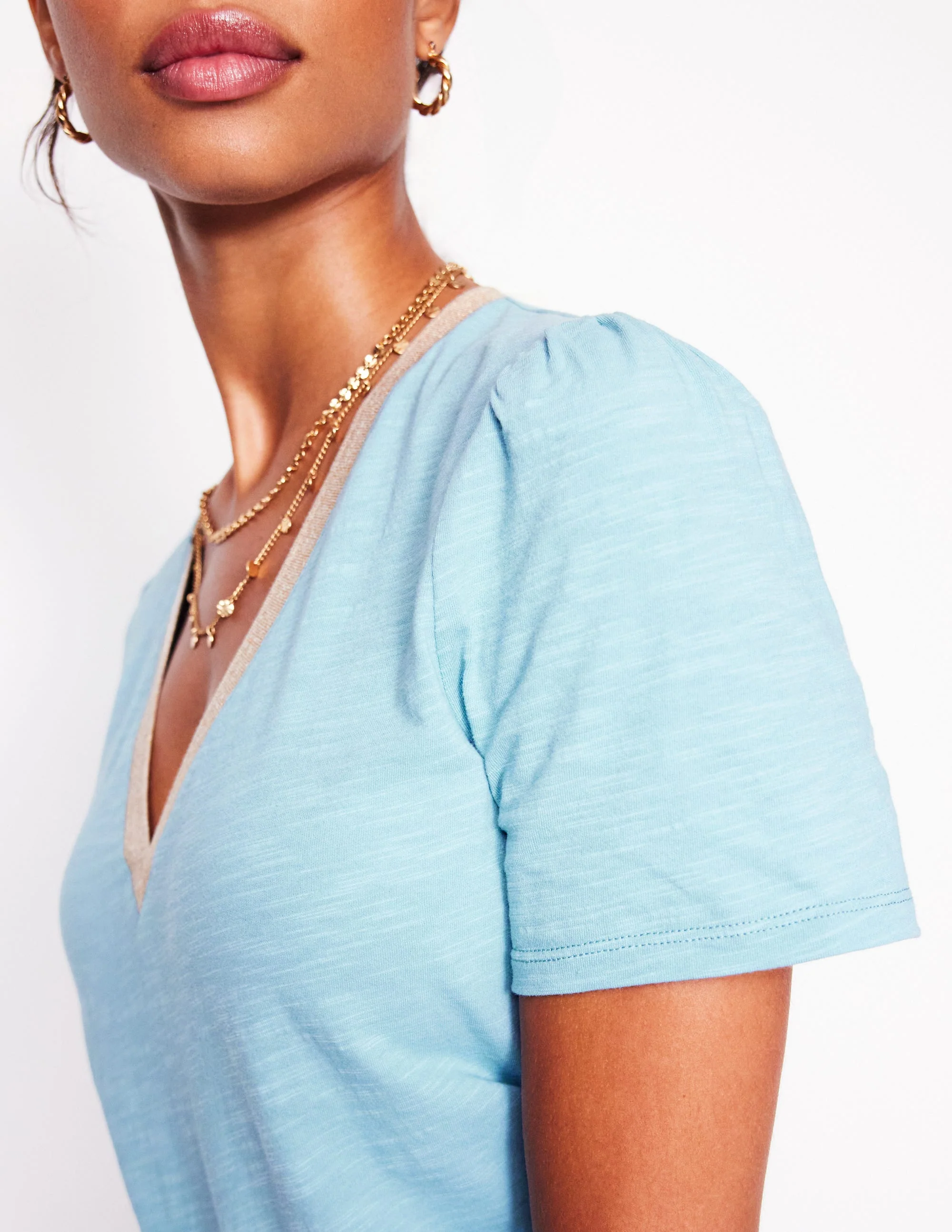 T-Shirt mit Metallic-V-Ausschnitt-Blau - Image 4