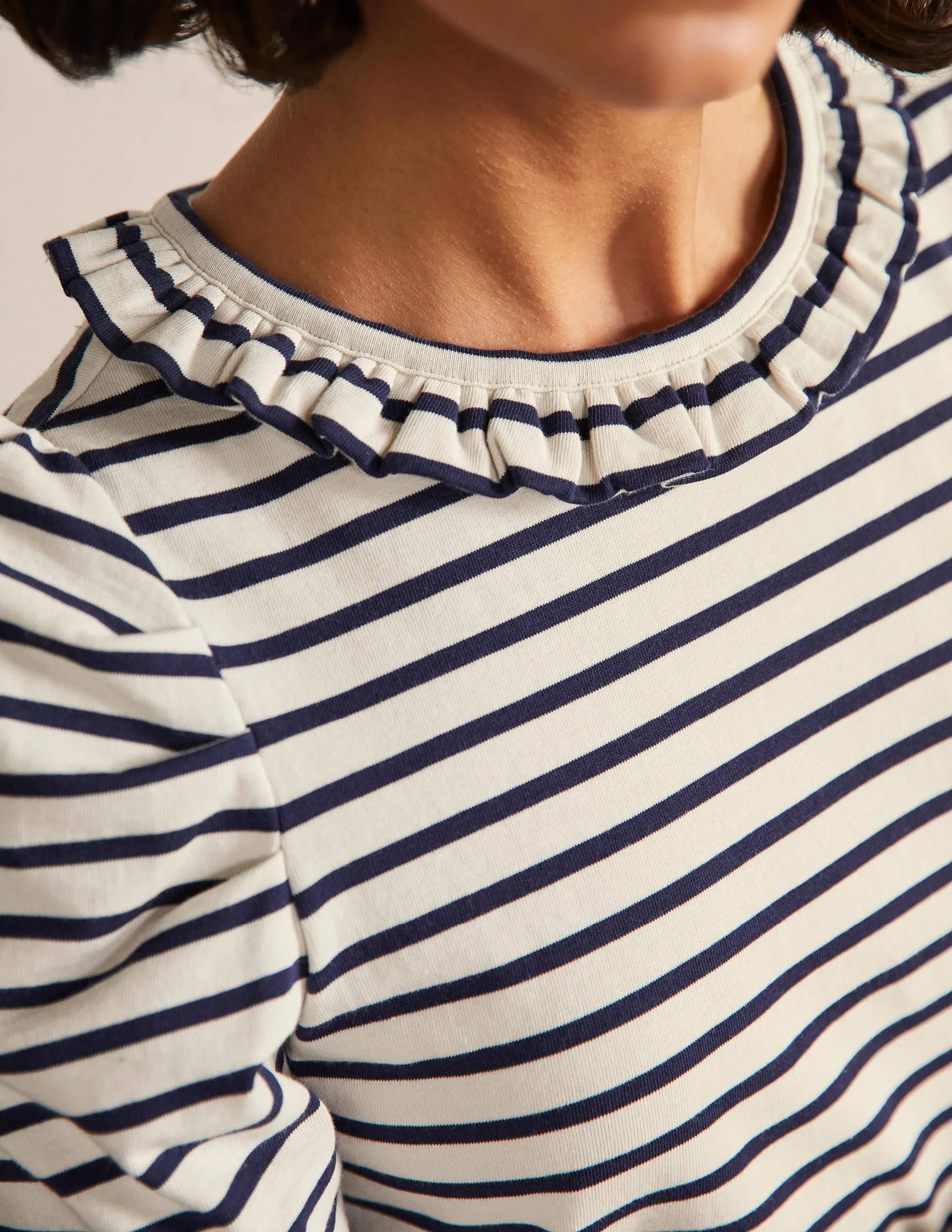T-Shirt mit Puffärmeln und Rüschenausschnitt-Naturweiß/Navy, Gestreift - Image 2
