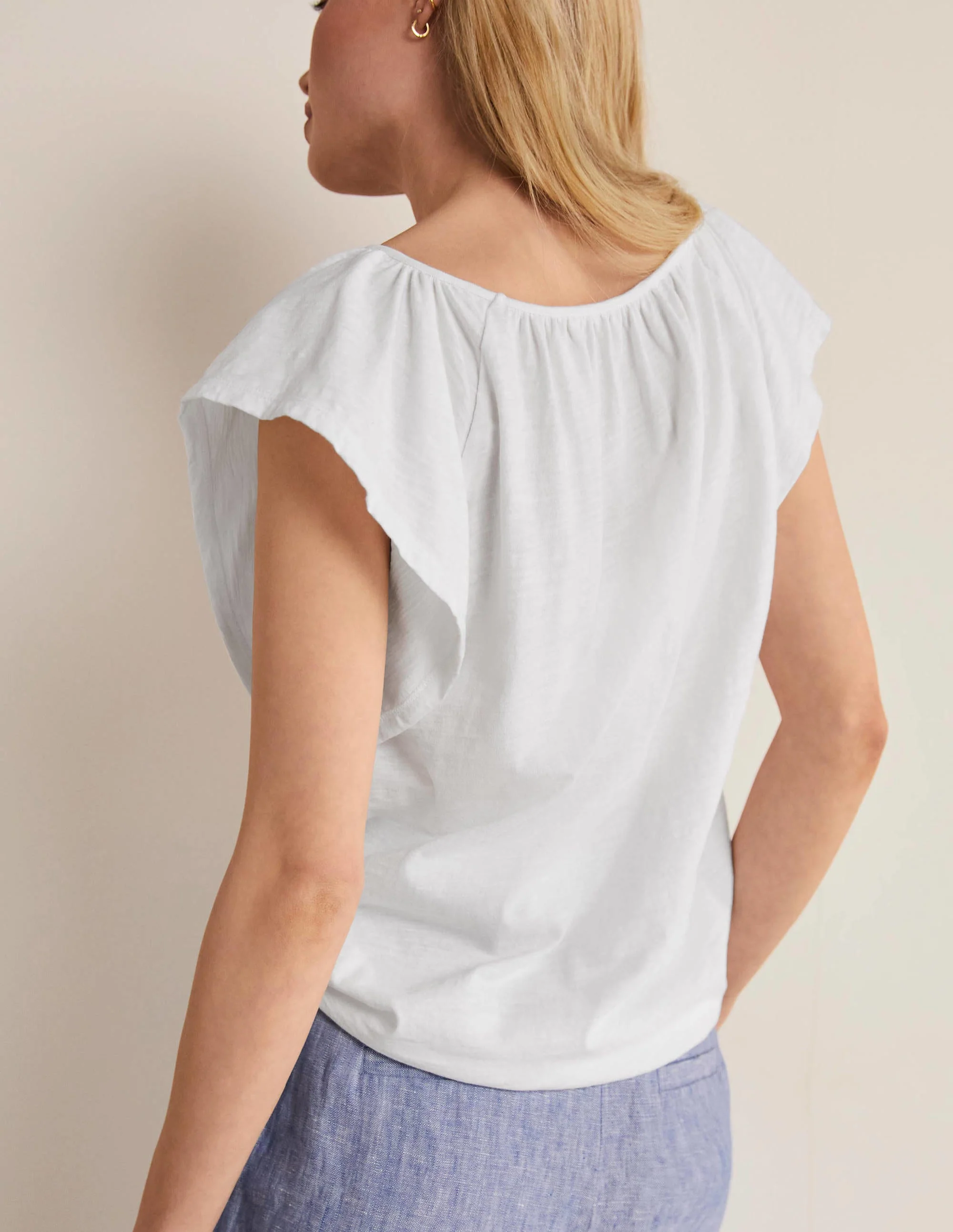 T-Shirt mit V-Ausschnitt und Flatterärmeln-Weiß - Image 3