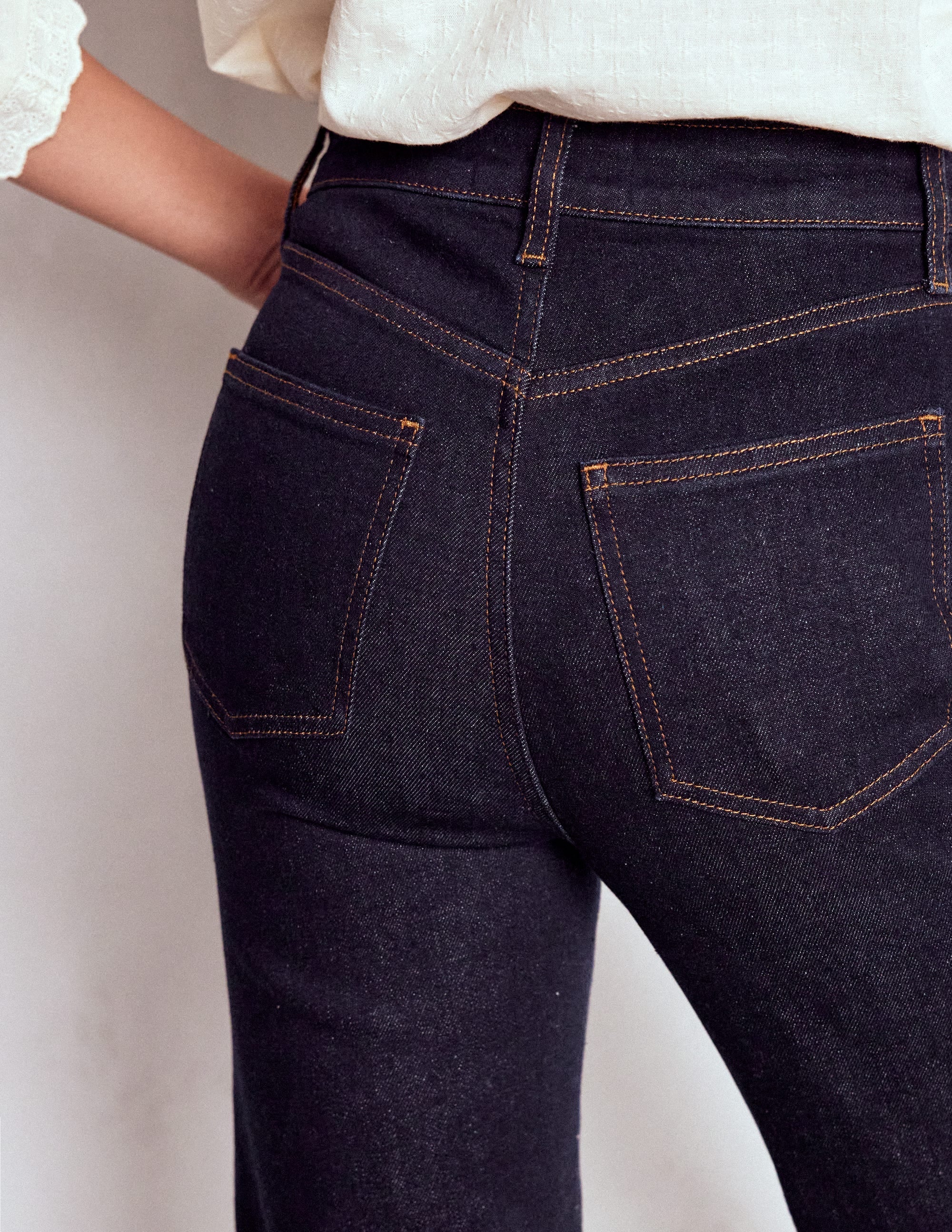 Taillierte Jeans mit hohem Bund und leichtem Schlag-Indigo - Image 4