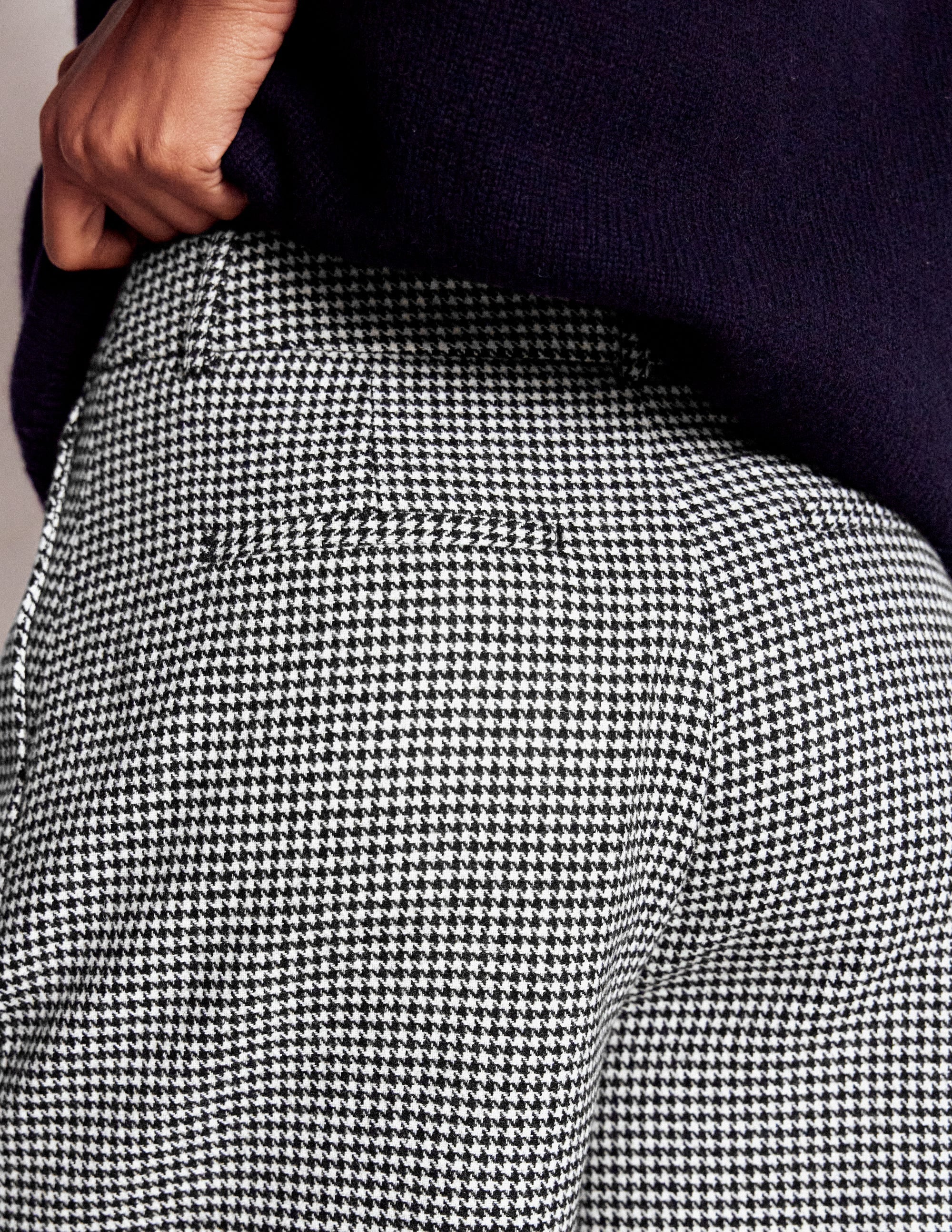 Taillierte Wollshorts-Schwarz und Naturweiß Hahnentrittmuster - Image 4