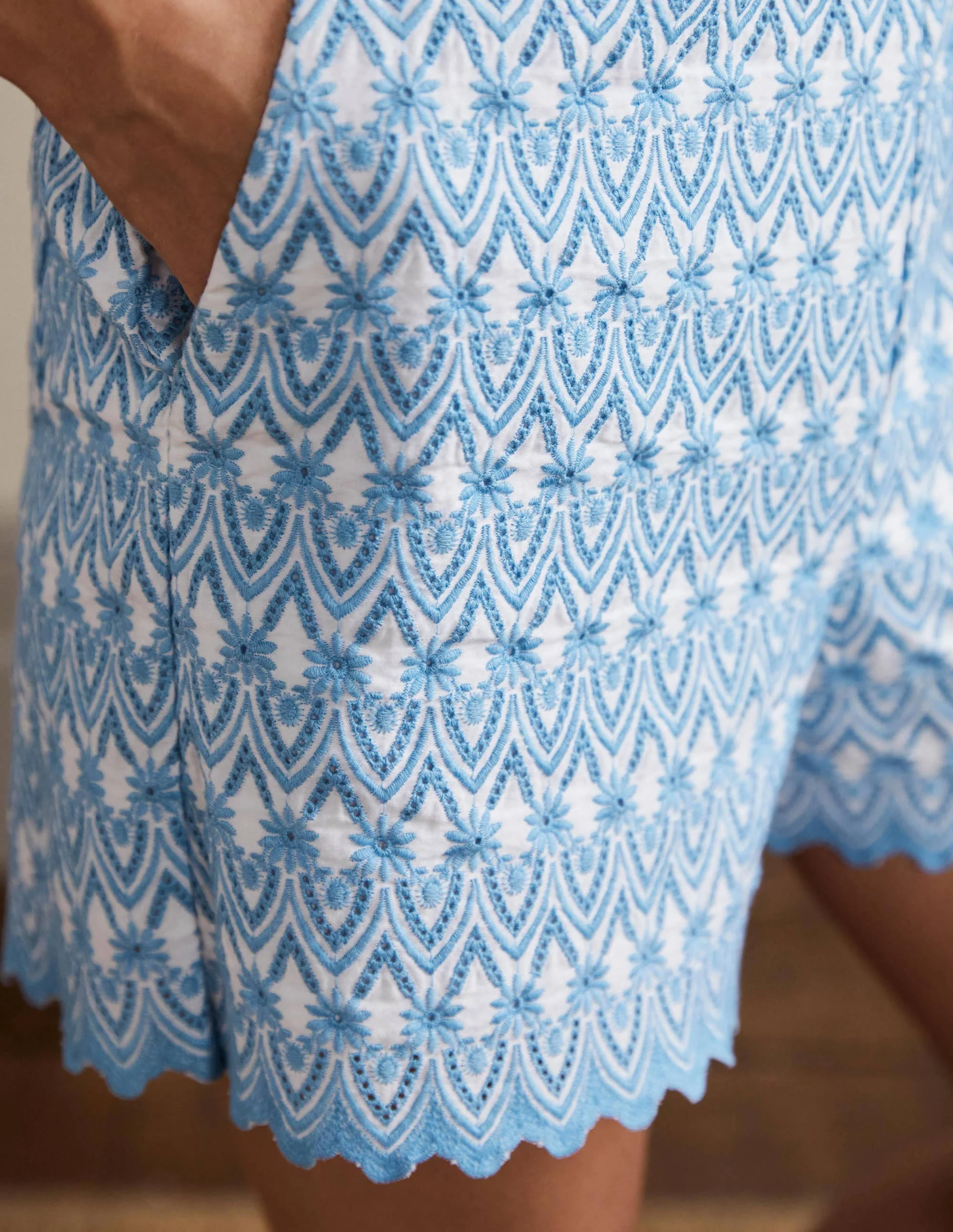 Tamsin Bestickte Shorts-Blau, Gänseblümchen/Lochstickerei - Image 2