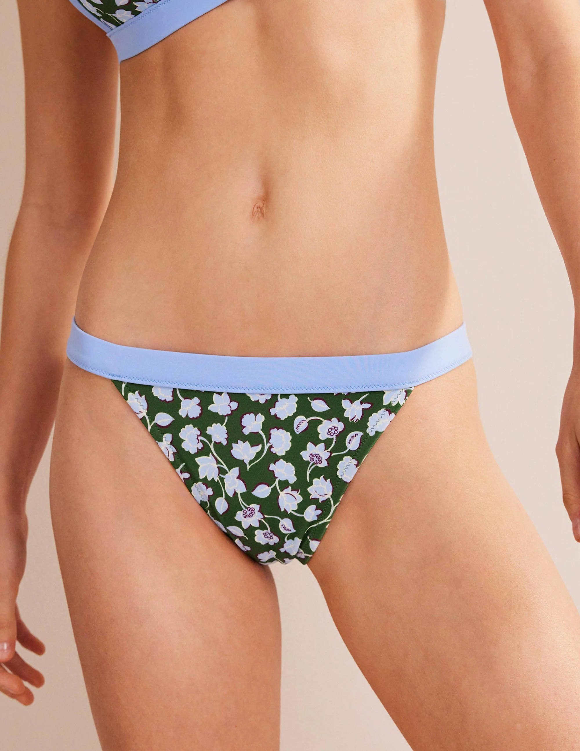 Tanga-Bikinihöschen-Wintergrün, Blaue Blumen - Image 4