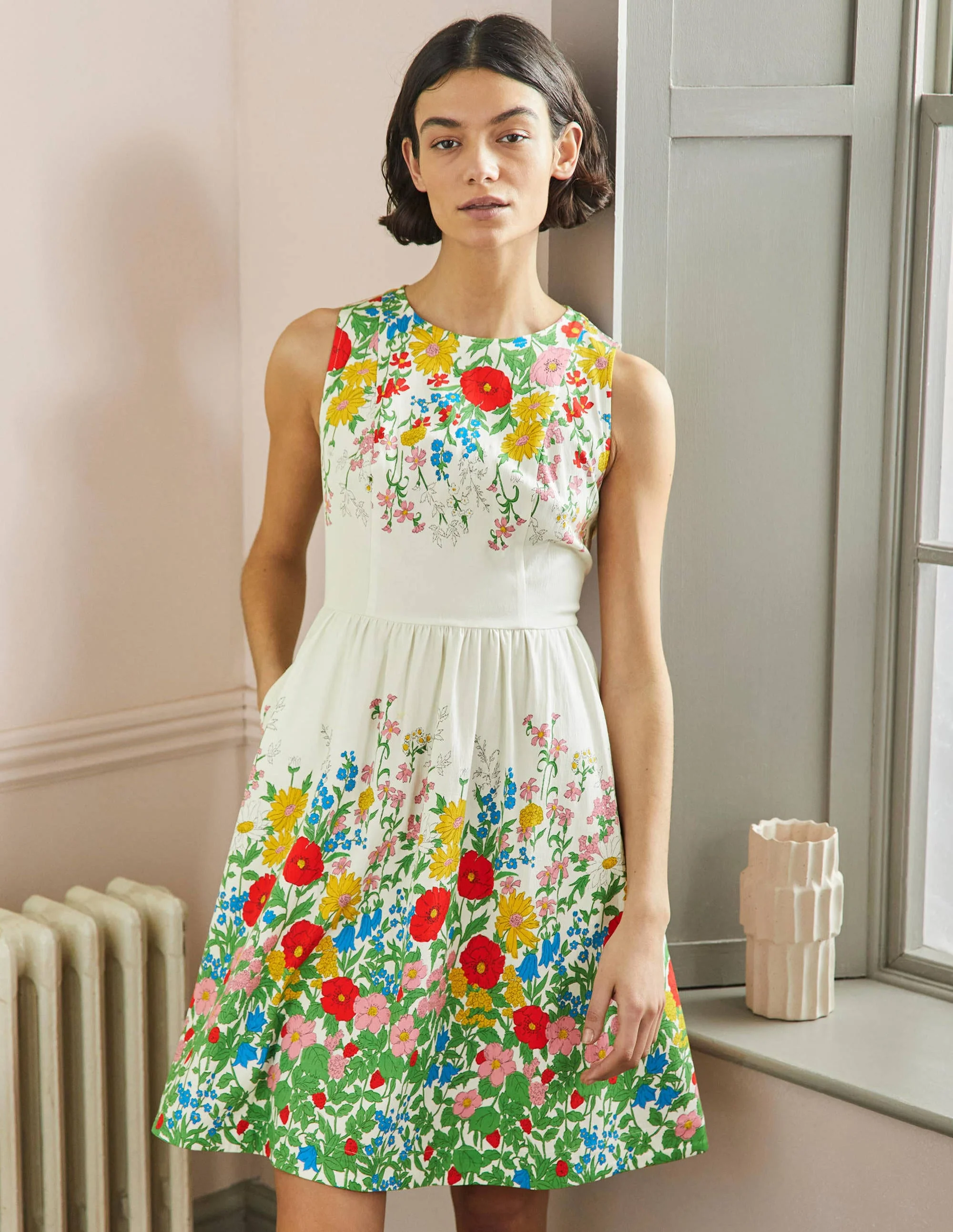 Tara Kleid mit schmaler Taille und weitem Rock-Naturweiß, Botanikmuster - Image 4
