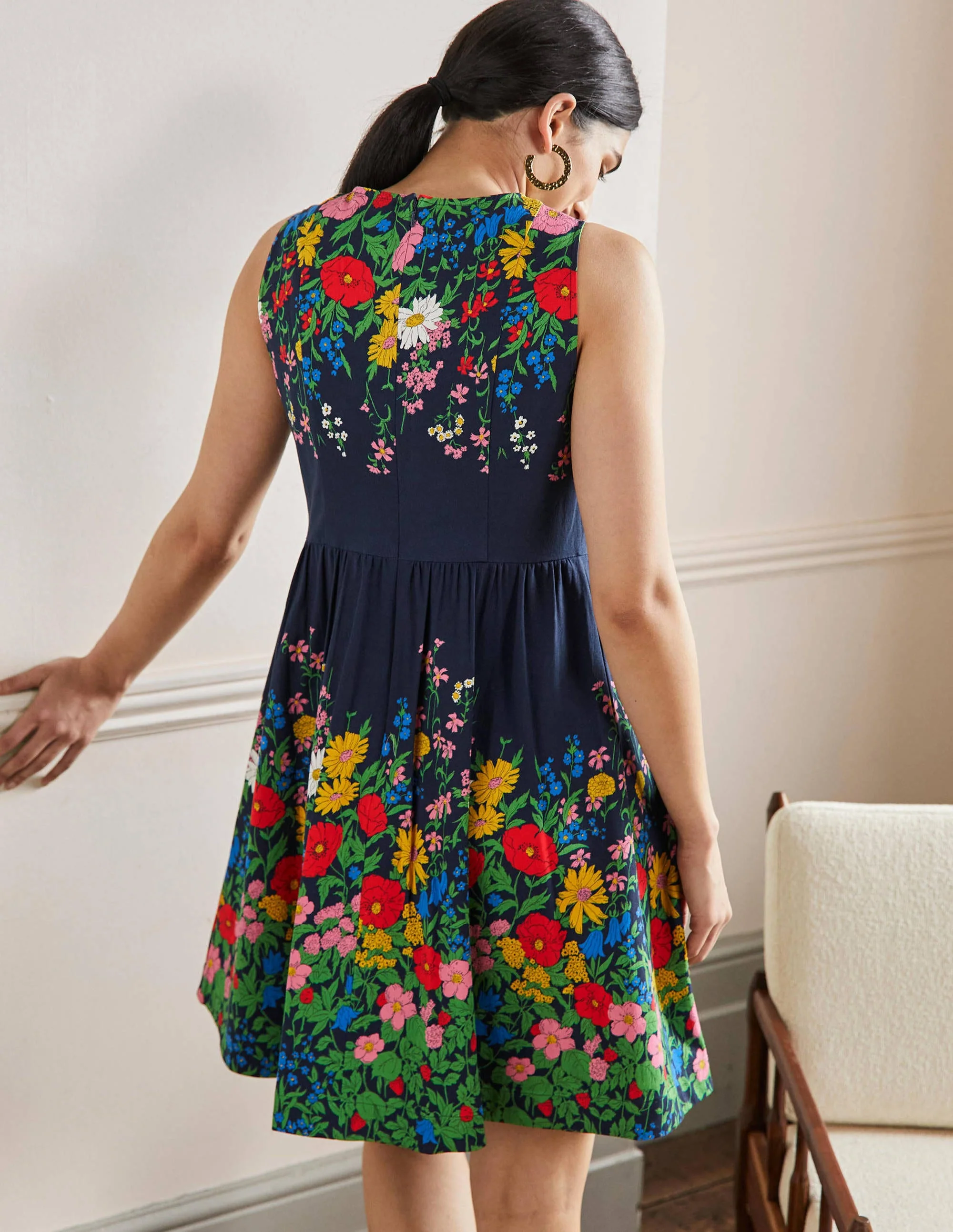 Tara Kleid mit schmaler Taille und weitem Rock-Navy, Botanikmuster - Image 3