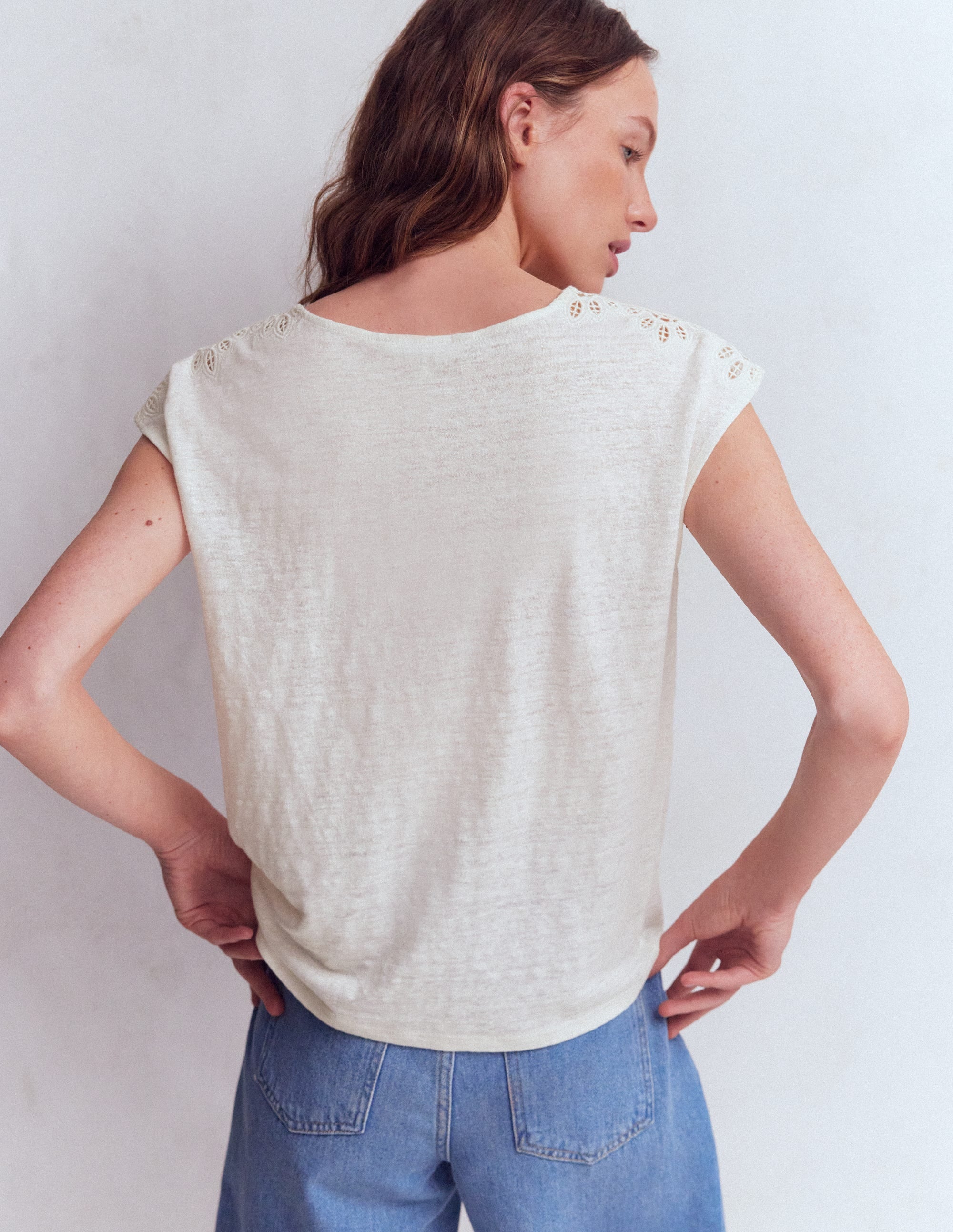 Tara Leinen-T-Shirt mit Cutwork-Naturweiß - Image 3