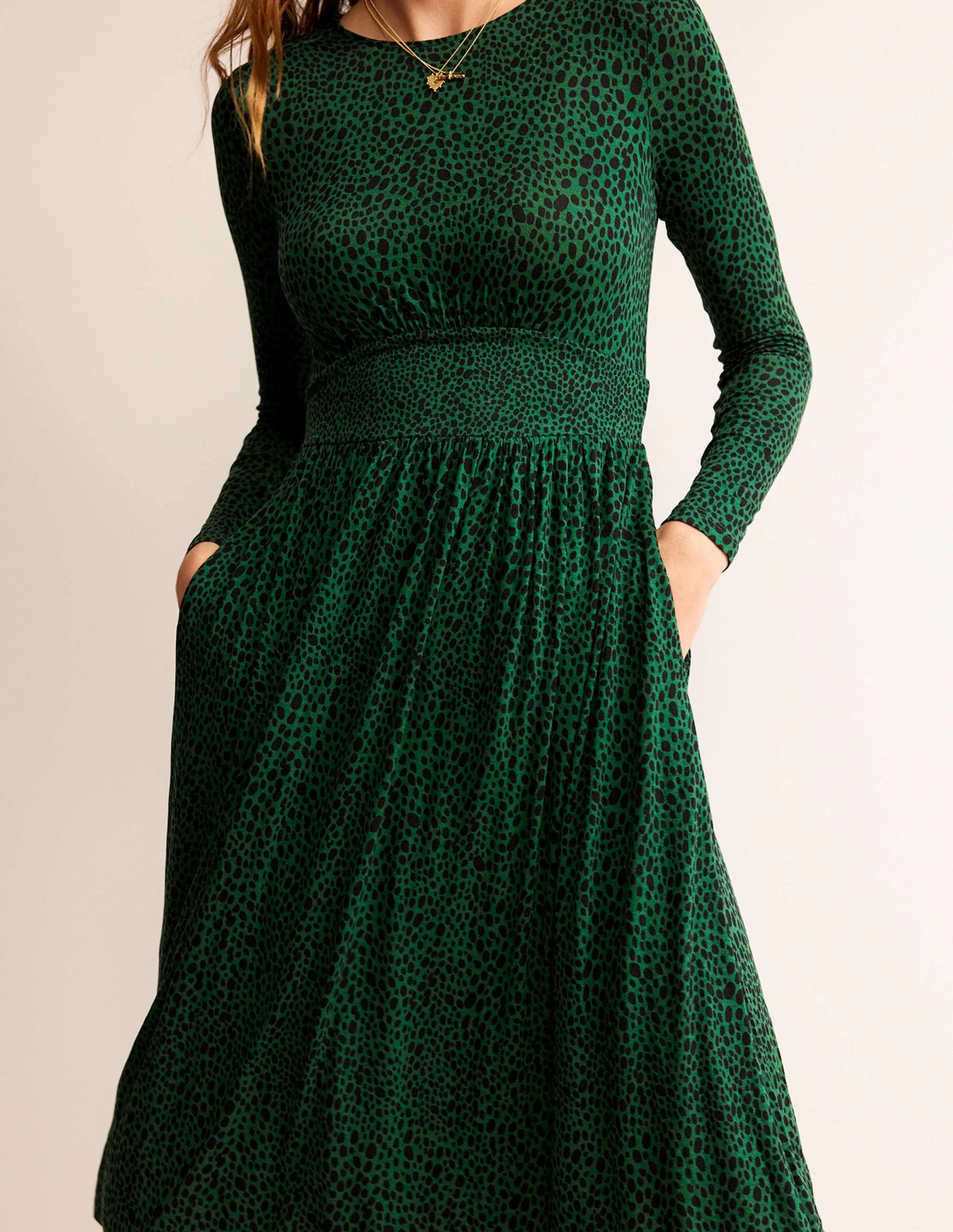 Thea Jersey-Midikleid mit langen Ärmeln-Amazonasgrün, Tierflecken - Image 2