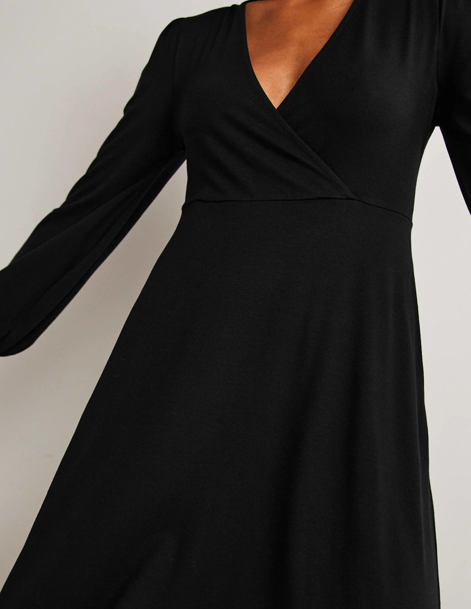 Unkompliziertes Jerseykleid mit fixierter Wickeloptik-Schwarz - Image 6