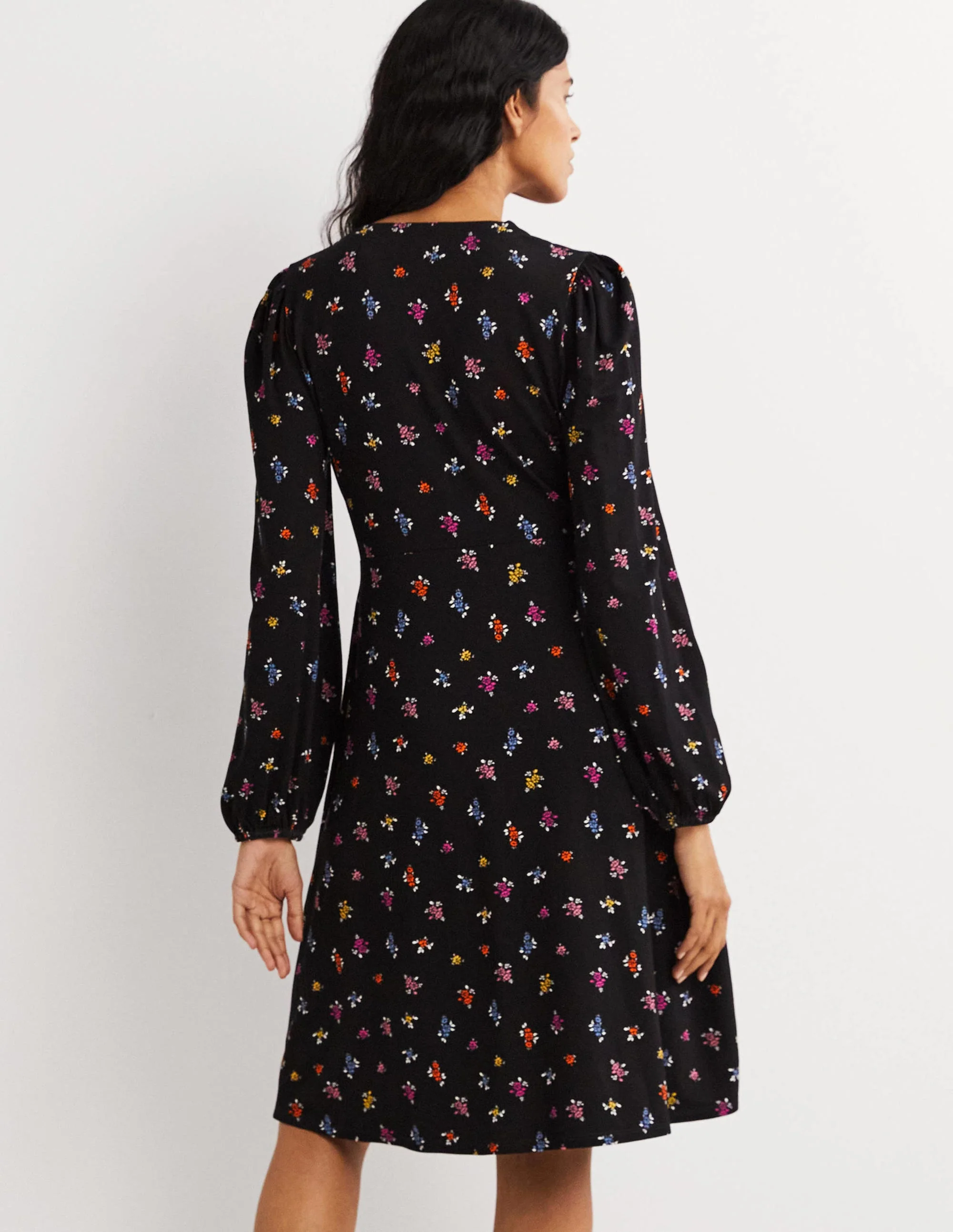 Unkompliziertes Jerseykleid mit fixierter Wickeloptik-Schwarz, Hübscher Zweig - Image 3