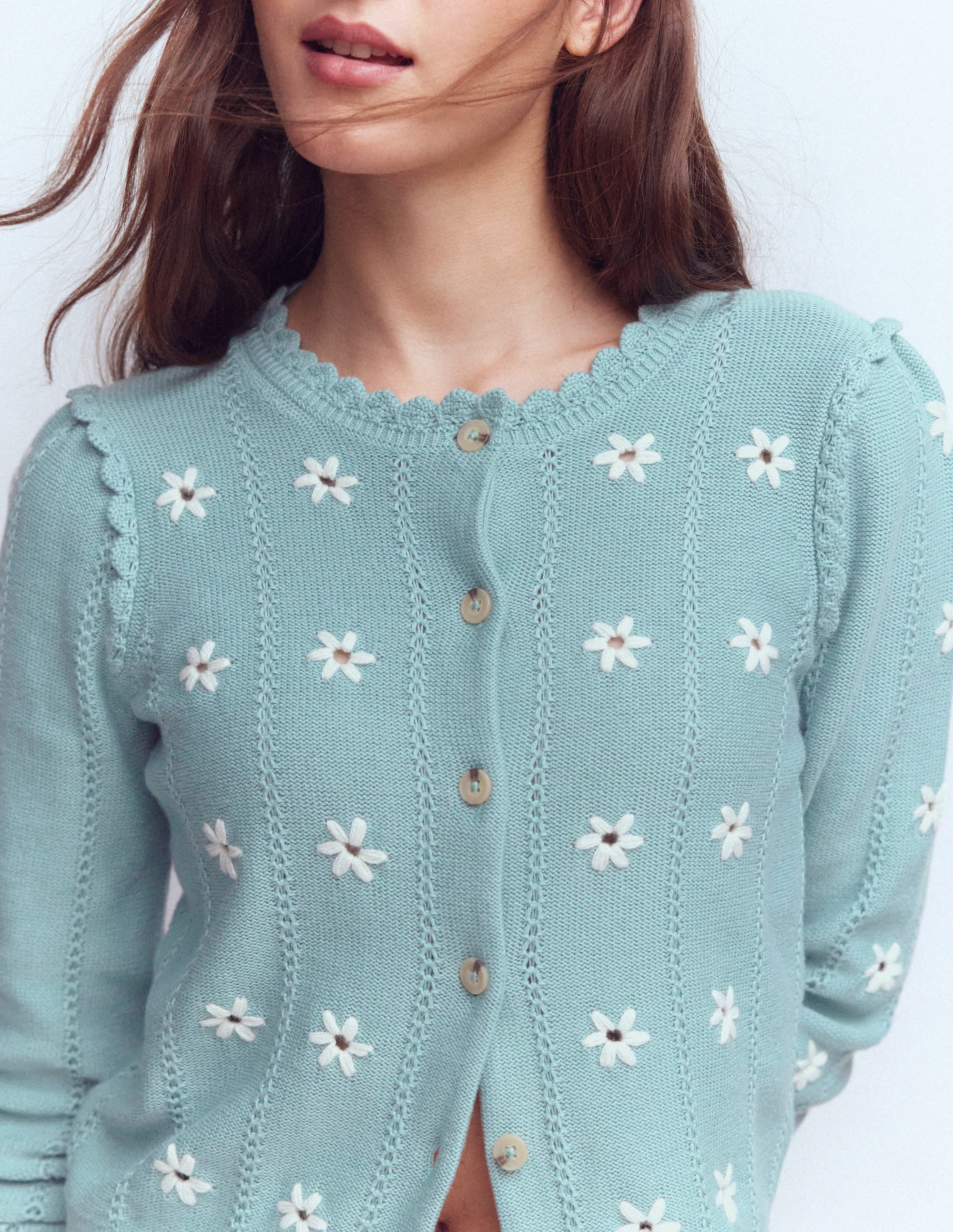 Valeria Strickjacke mit Häkelbesatz-Meeresdunst-Blau, Stickerei - Image 2