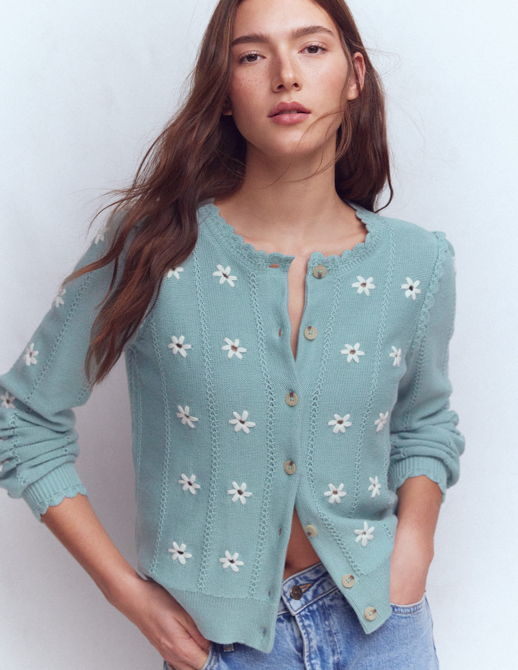 Valeria Strickjacke mit Häkelbesatz-Meeresdunst-Blau, Stickerei - Image 4