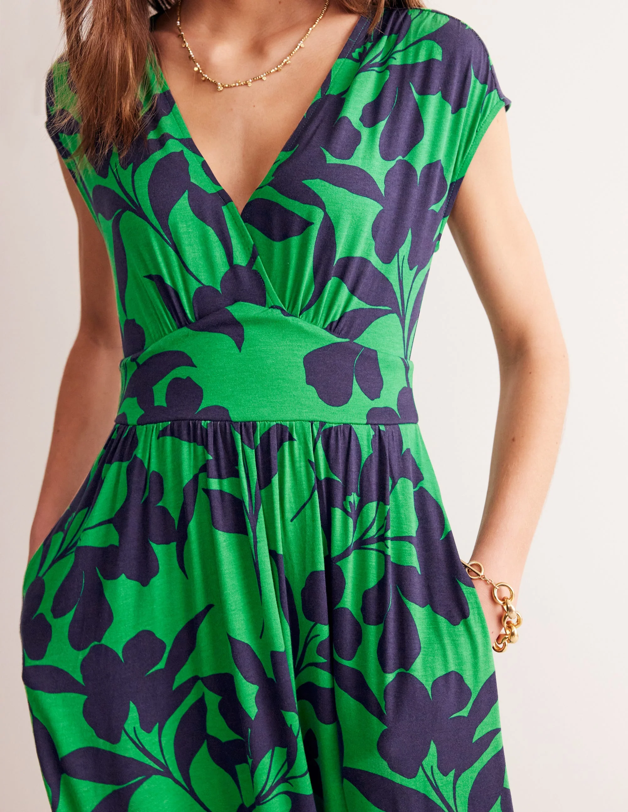 Vanessa Maxi-Wickelkleid aus Jersey-Grün, Blütensilhouette - Image 2