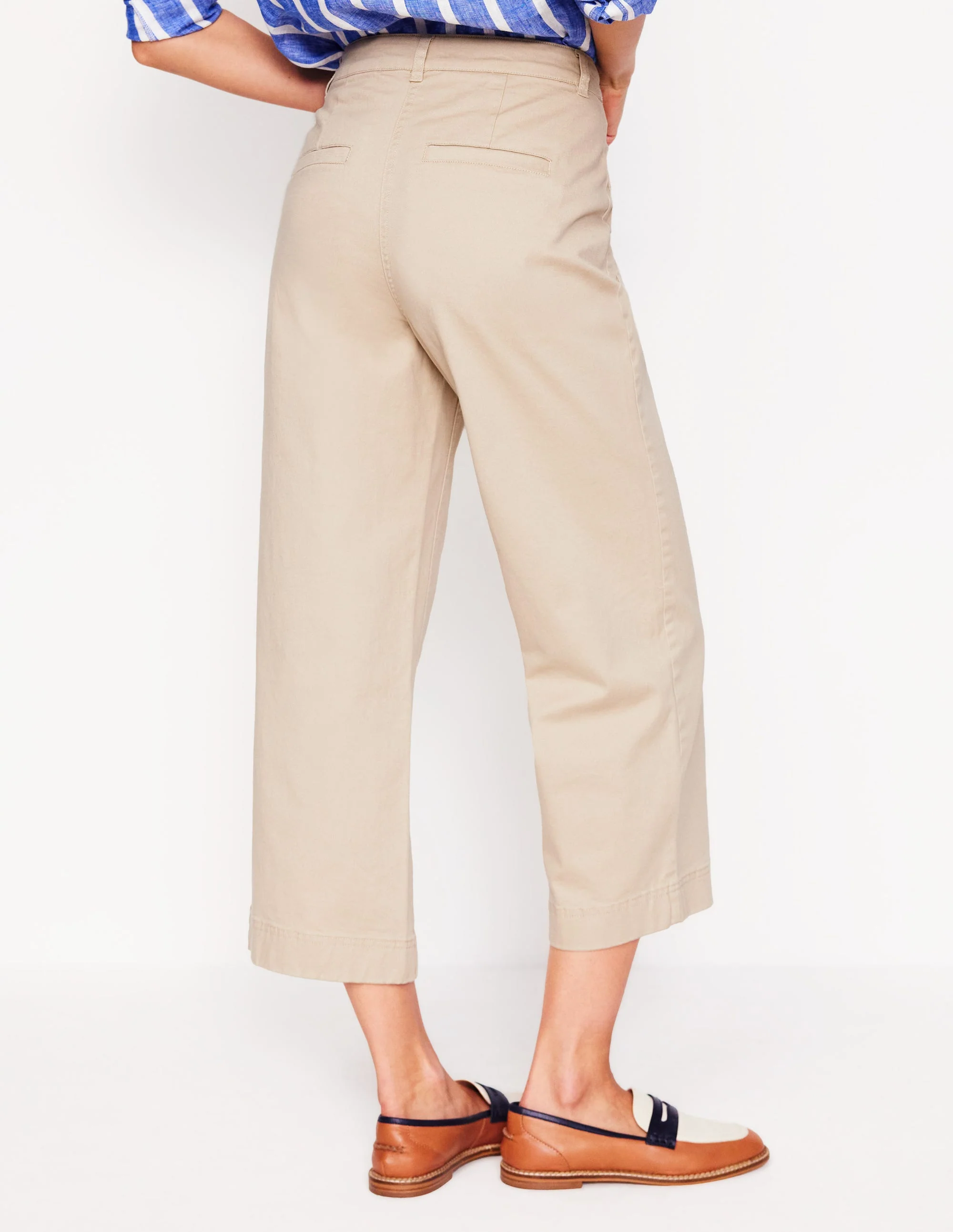 Verkürzte Chinohose mit aufgesetzter Tasche-Beige - Image 3