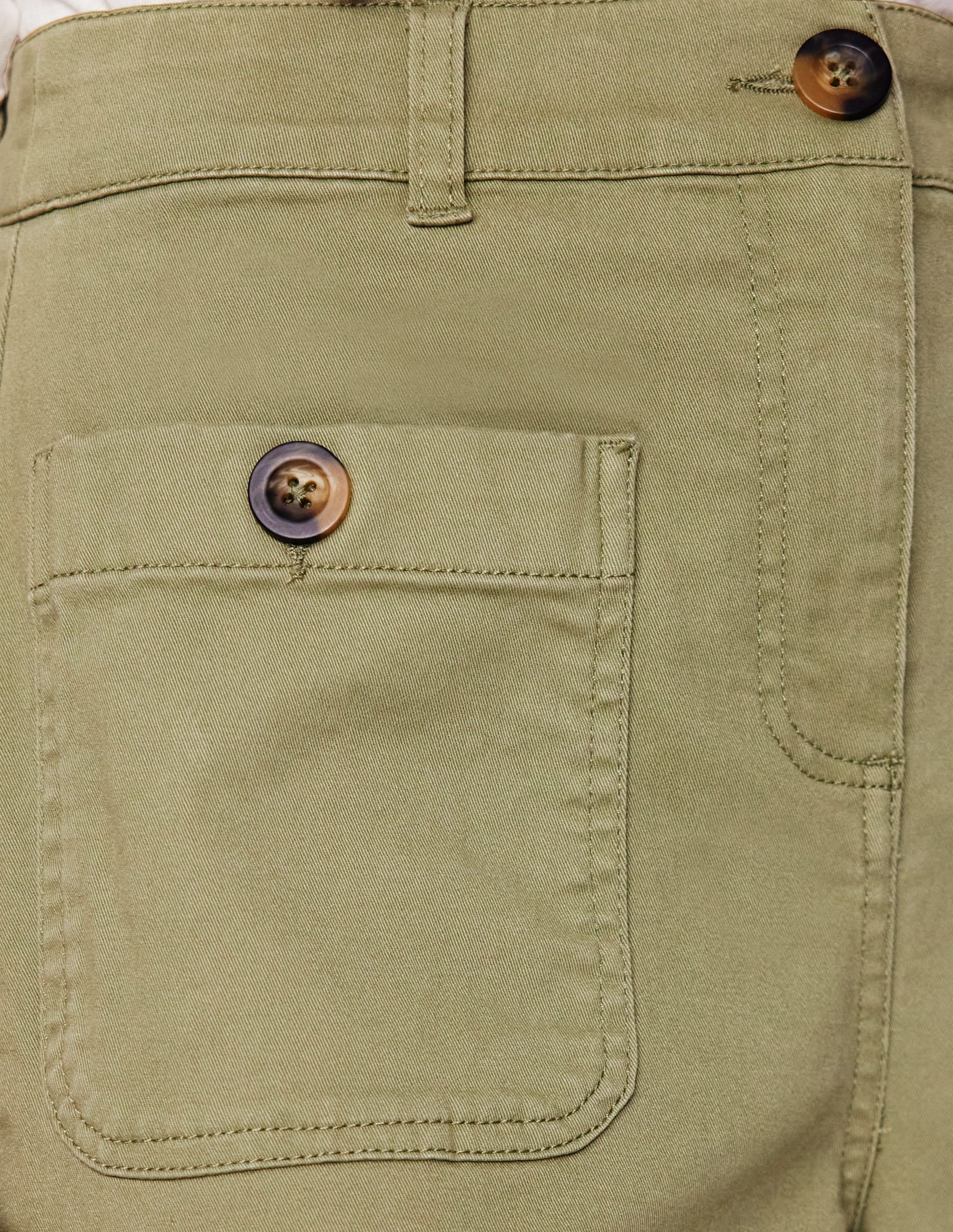 Verkürzte Chinohose mit aufgesetzter Tasche-Lärchengrün - Image 5