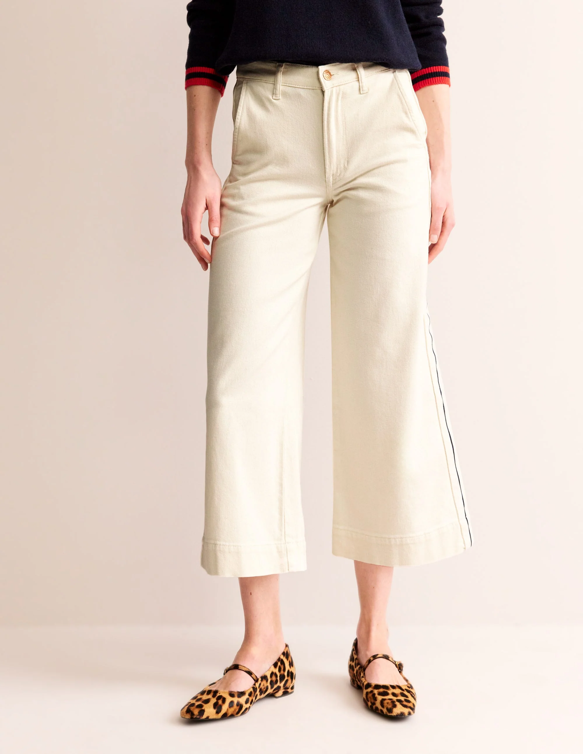 Weit geschnittene, verkürzte Jeans mit seitlichen Streifen-Beige - Image 2